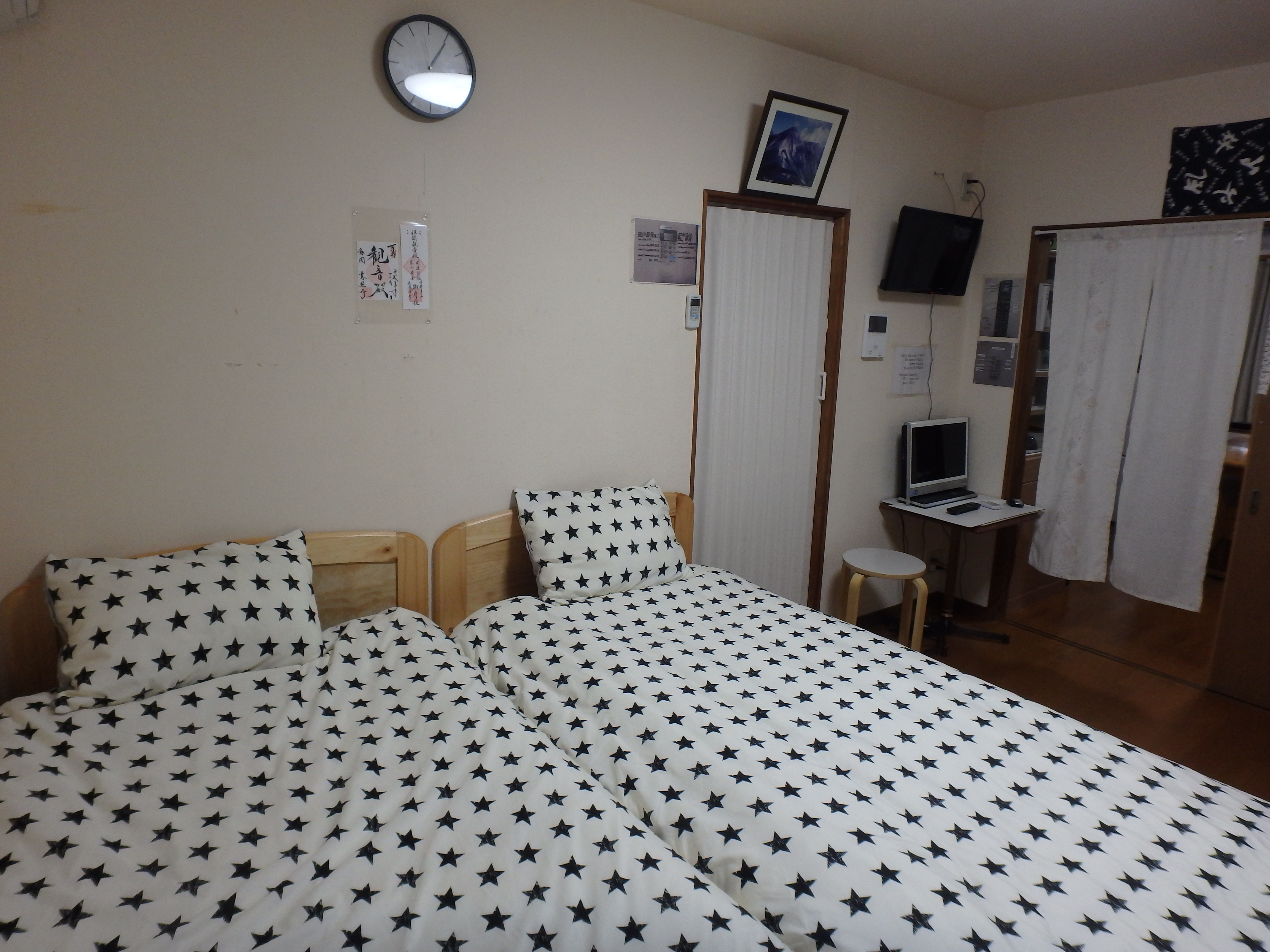 京の宿西大路　客室のシングルベッドです。