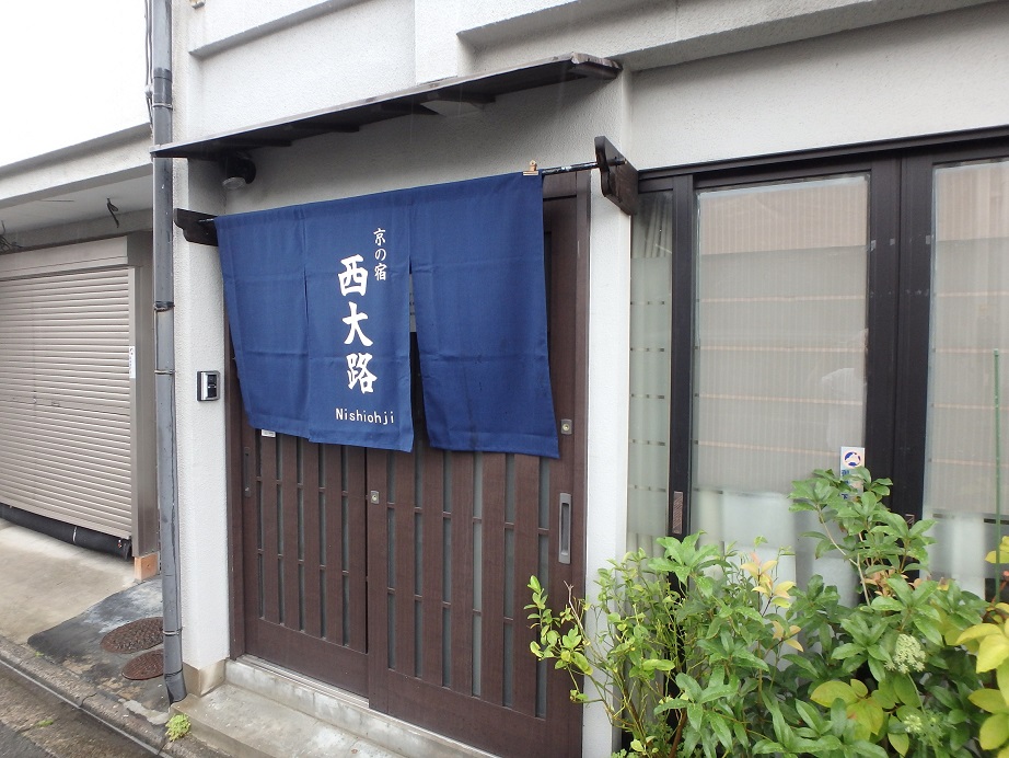 京の宿西大路２F入口です。