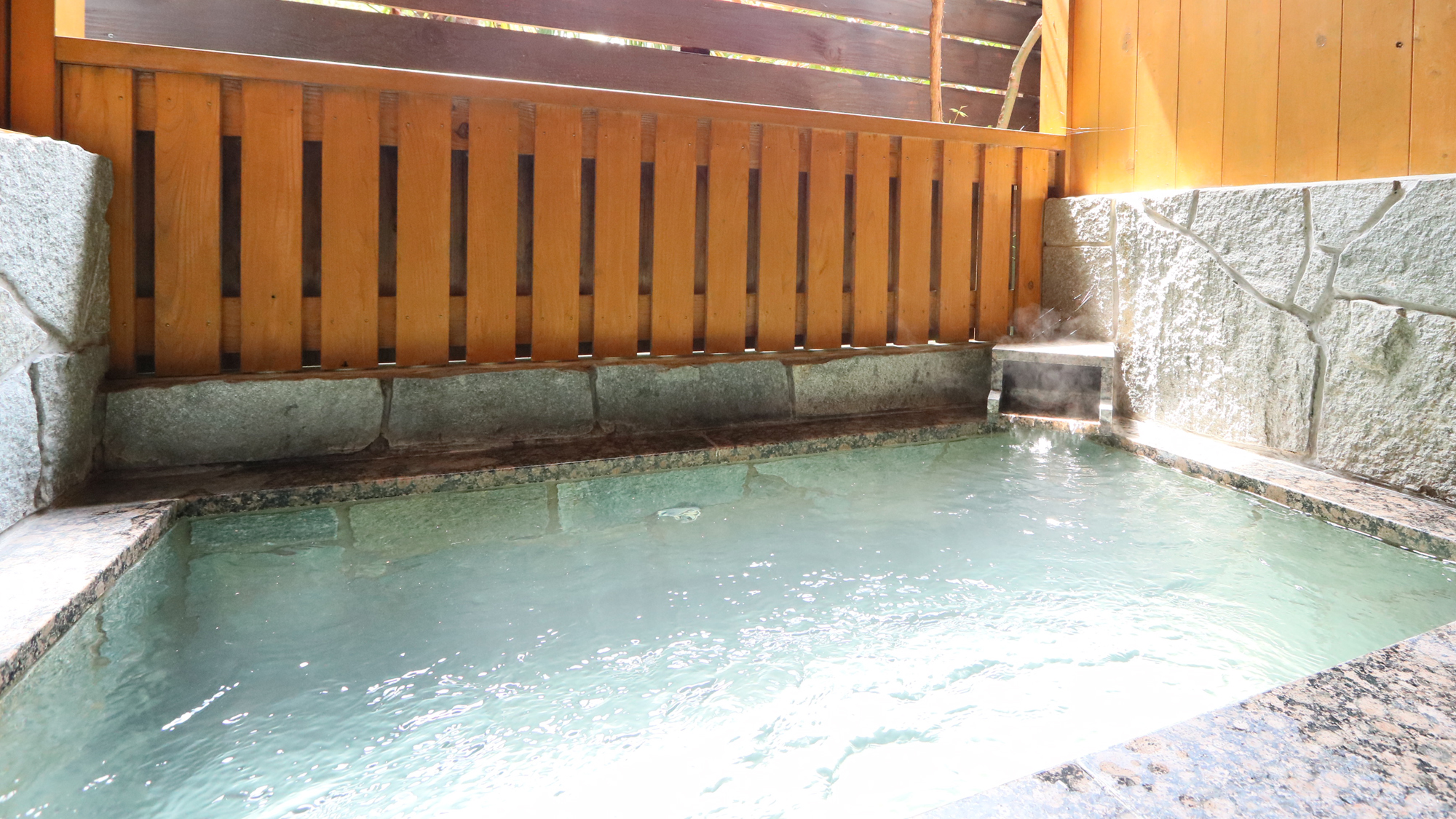 貸切露天風呂◆天然温泉で疲れを癒そう！