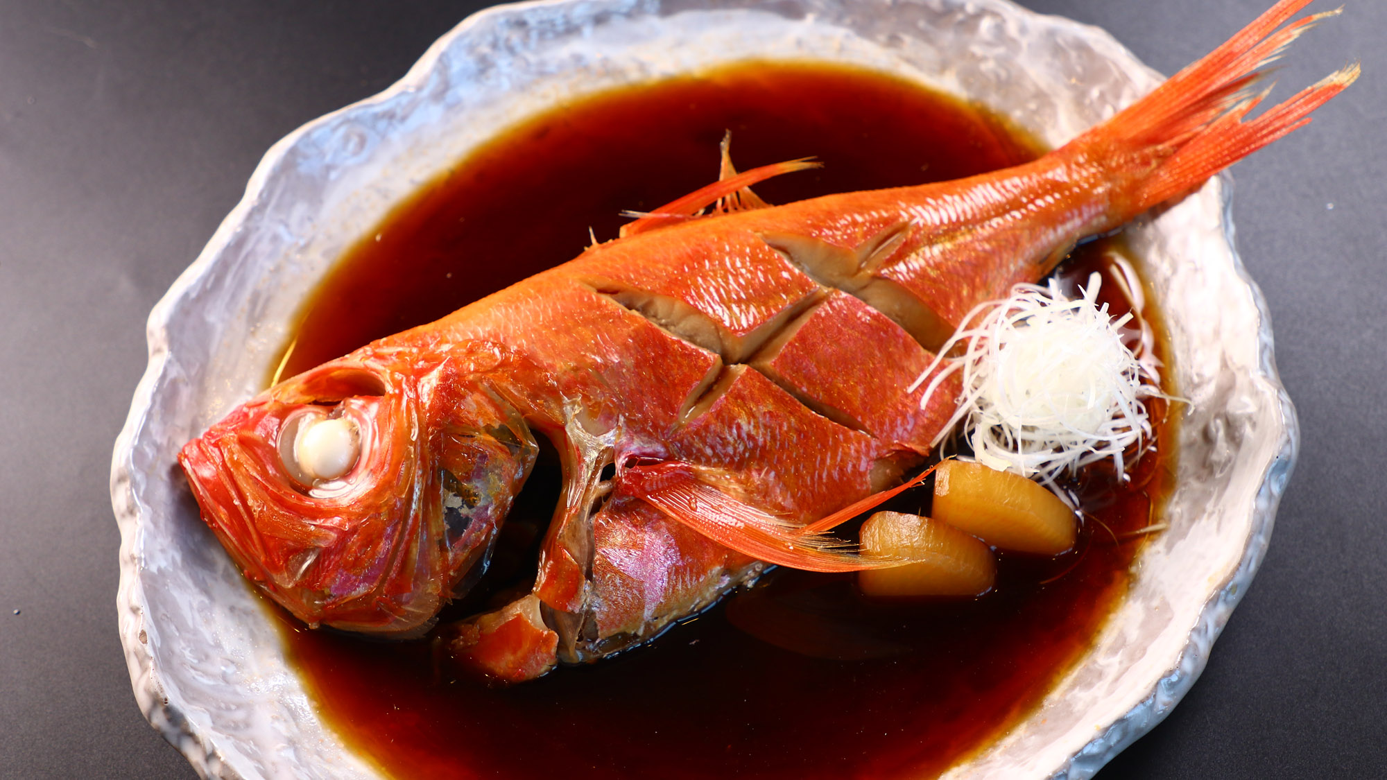 食事_下田産金目鯛の煮付け。やわらかな味付けが自慢です*