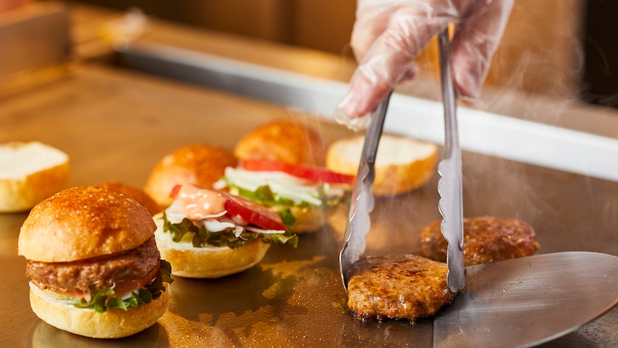 〇朝食ブッフェで人気の焼き立てハンバーガー(イメージ)