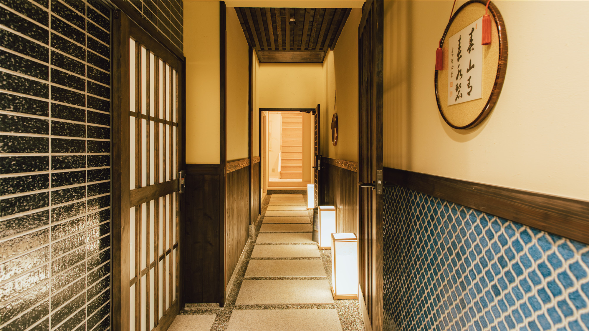 伝統と現代が絡みあうモダンなお部屋