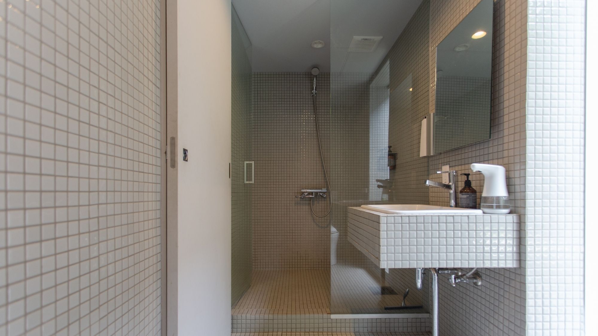 シャワールームはメイン館と2号館の2箇所にございます