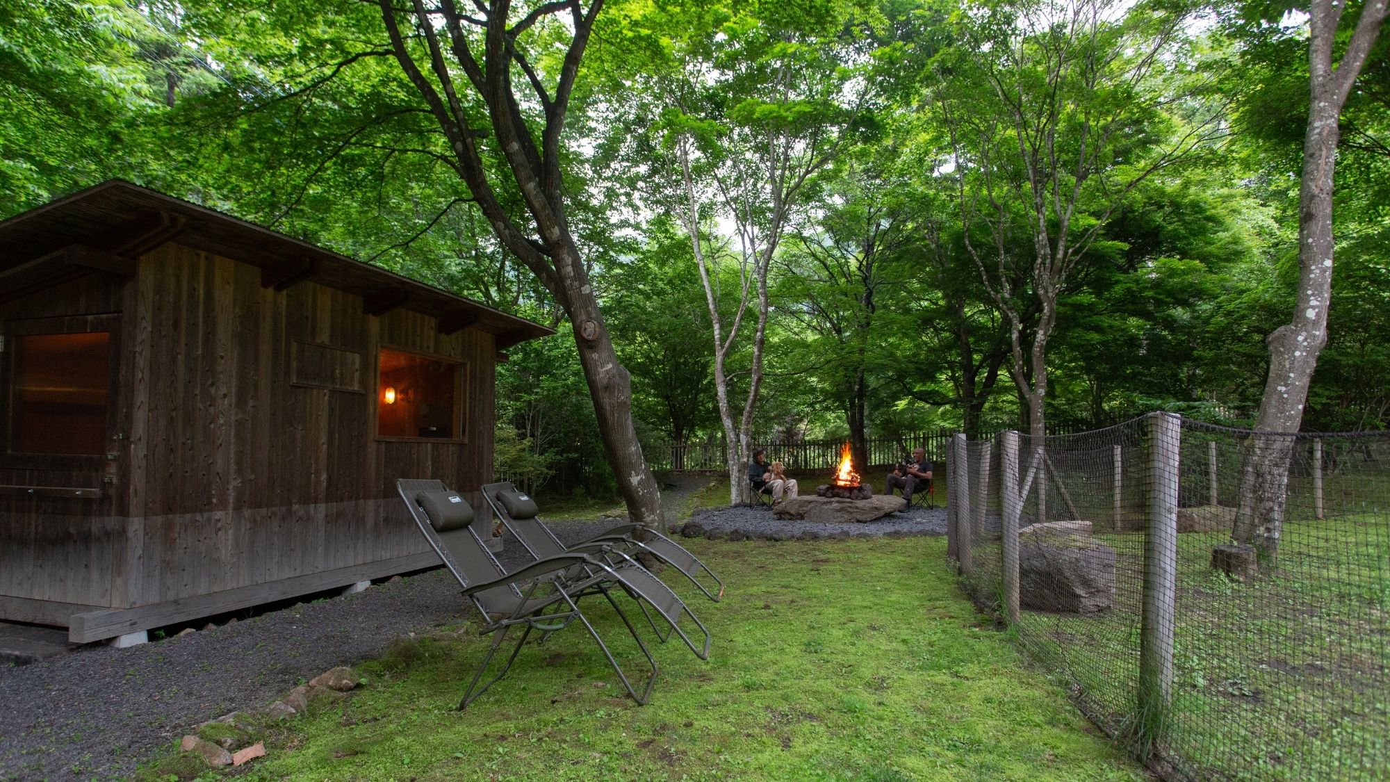 しっかり汗をかいたら、焚き火スペースで外気浴