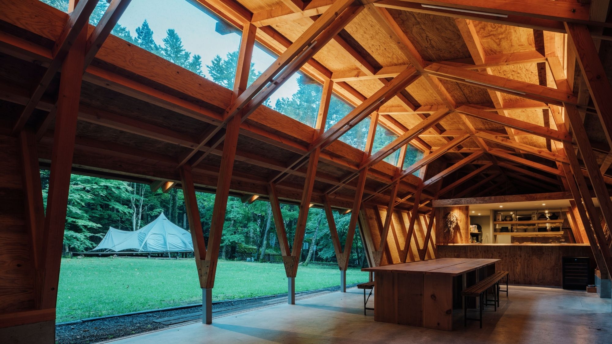 森の景色を眺めながら、ゆったりとお食事を楽しめます