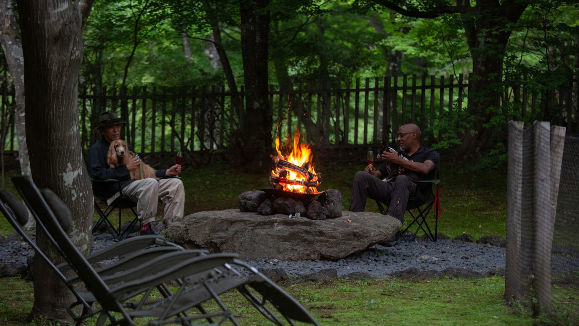 炎を囲んで語らう、アウトドアの醍醐味