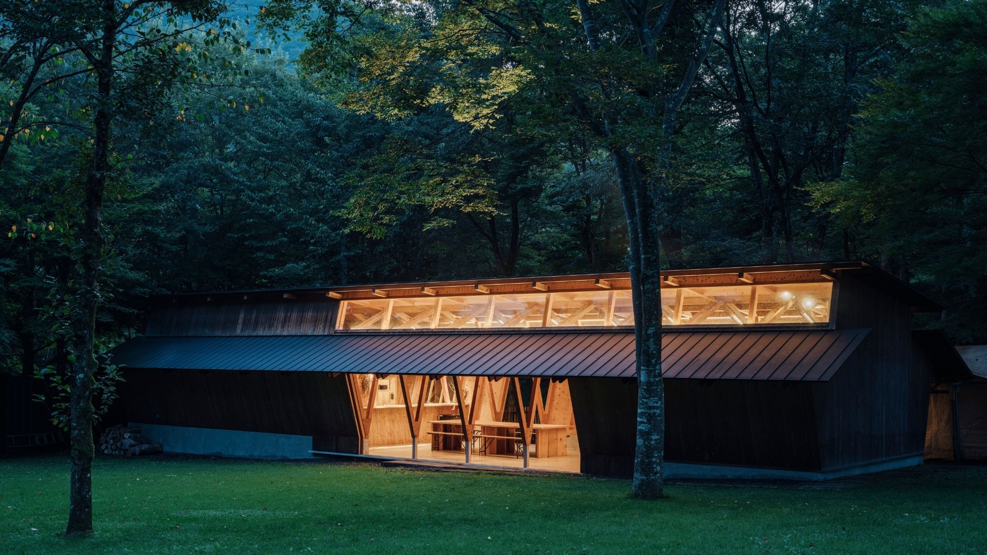 夜にはあたたかな灯りがともり、昼間とは違った雰囲気に