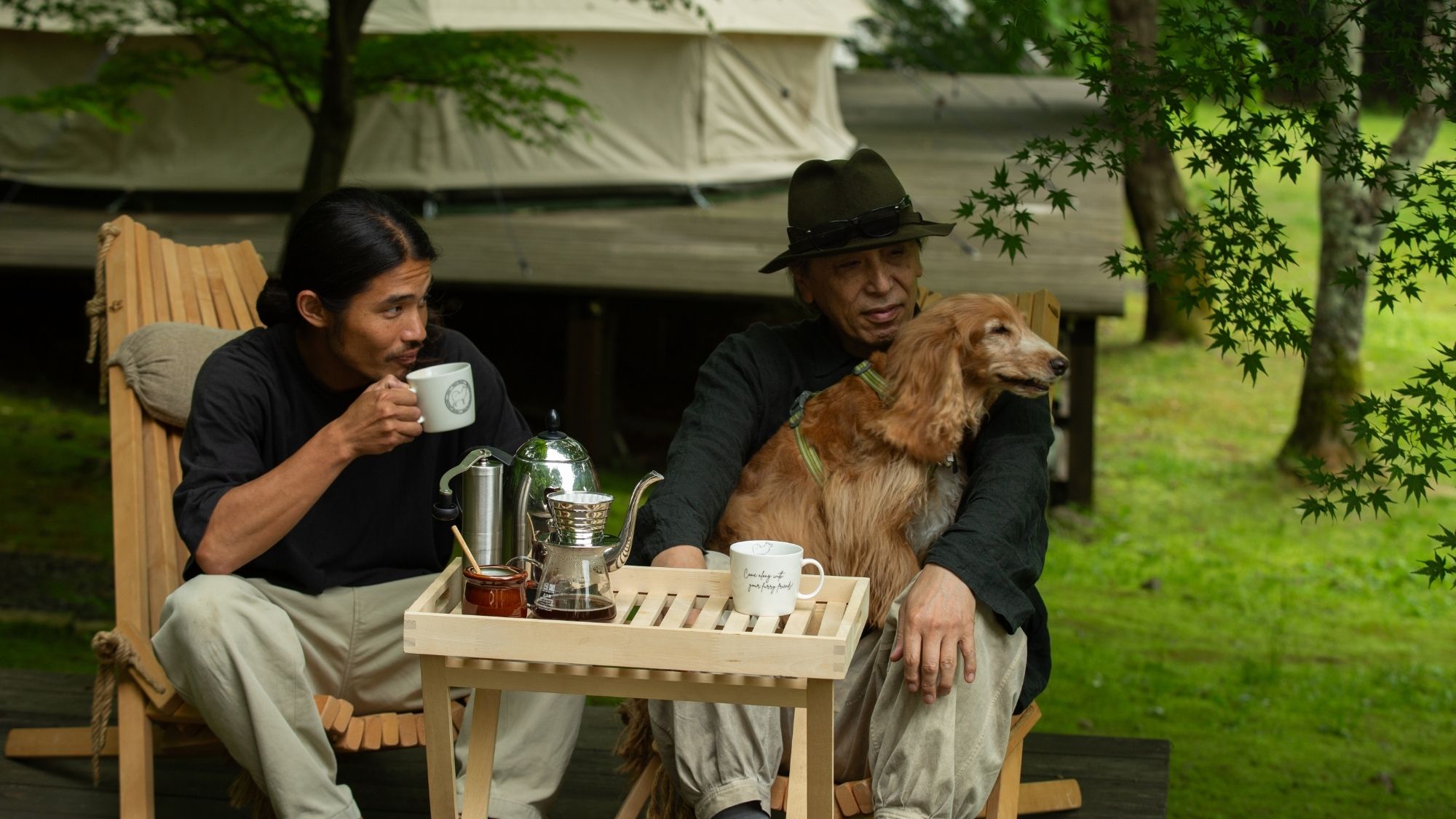 自然の中で淹れたてのコーヒーを味わう贅沢なひととき