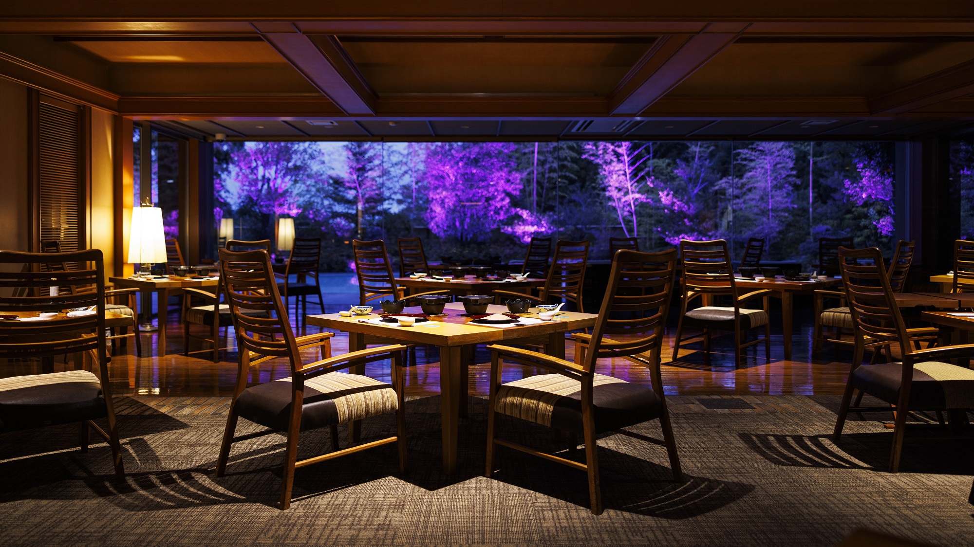 【プールサイドダイニング】