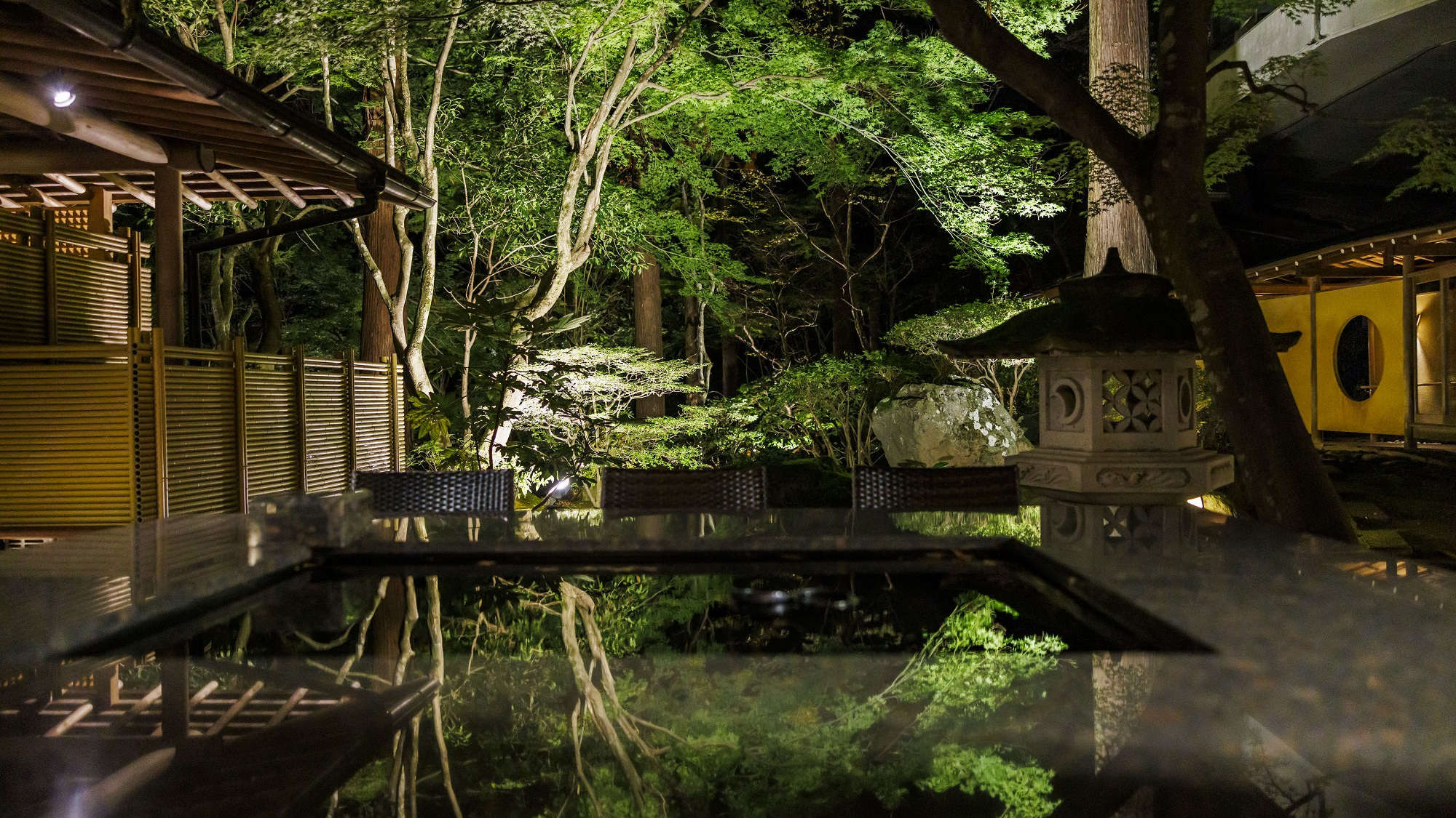 【回廊外の水テーブル】