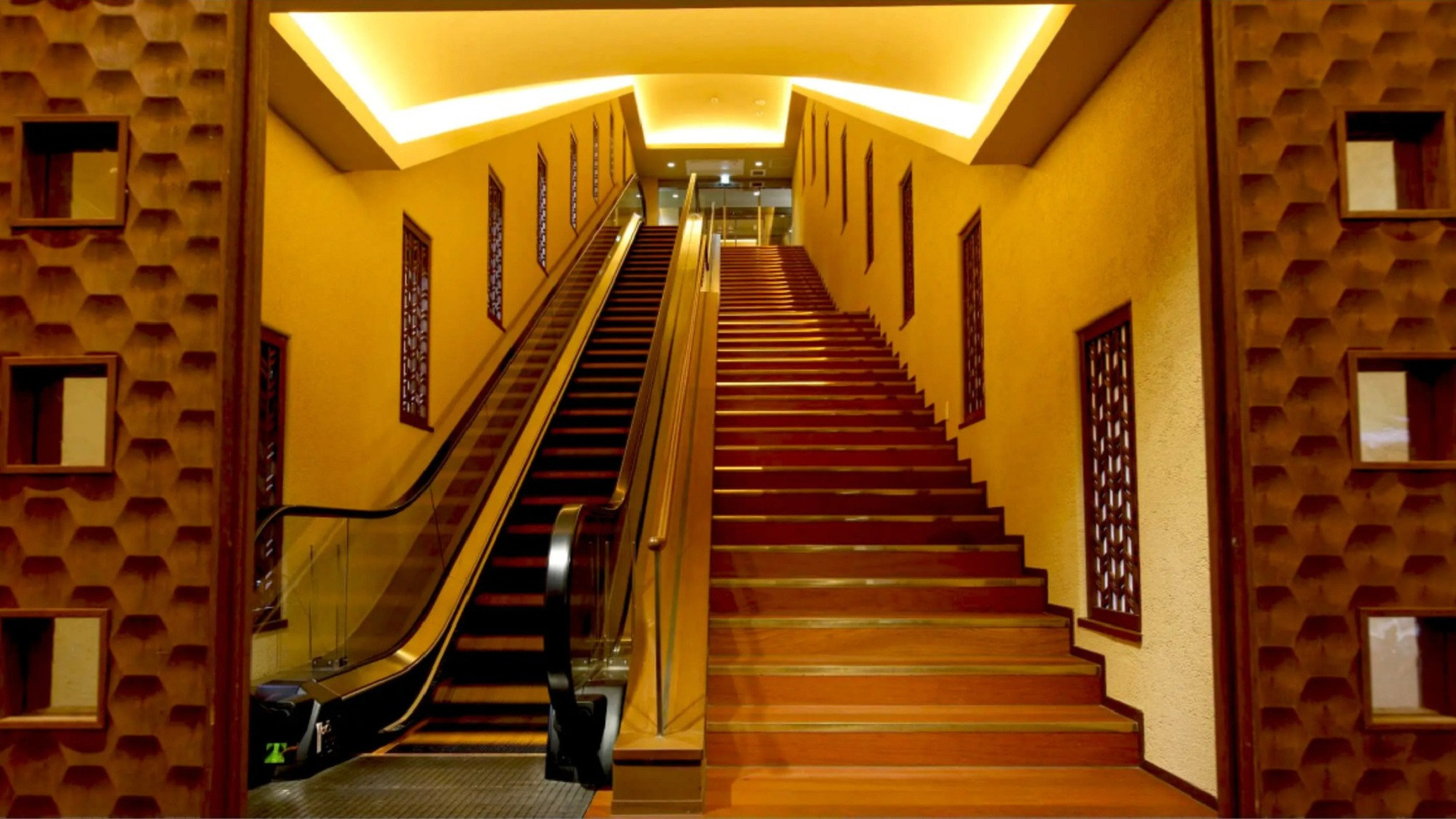 【エントランス】～エスカレーター～