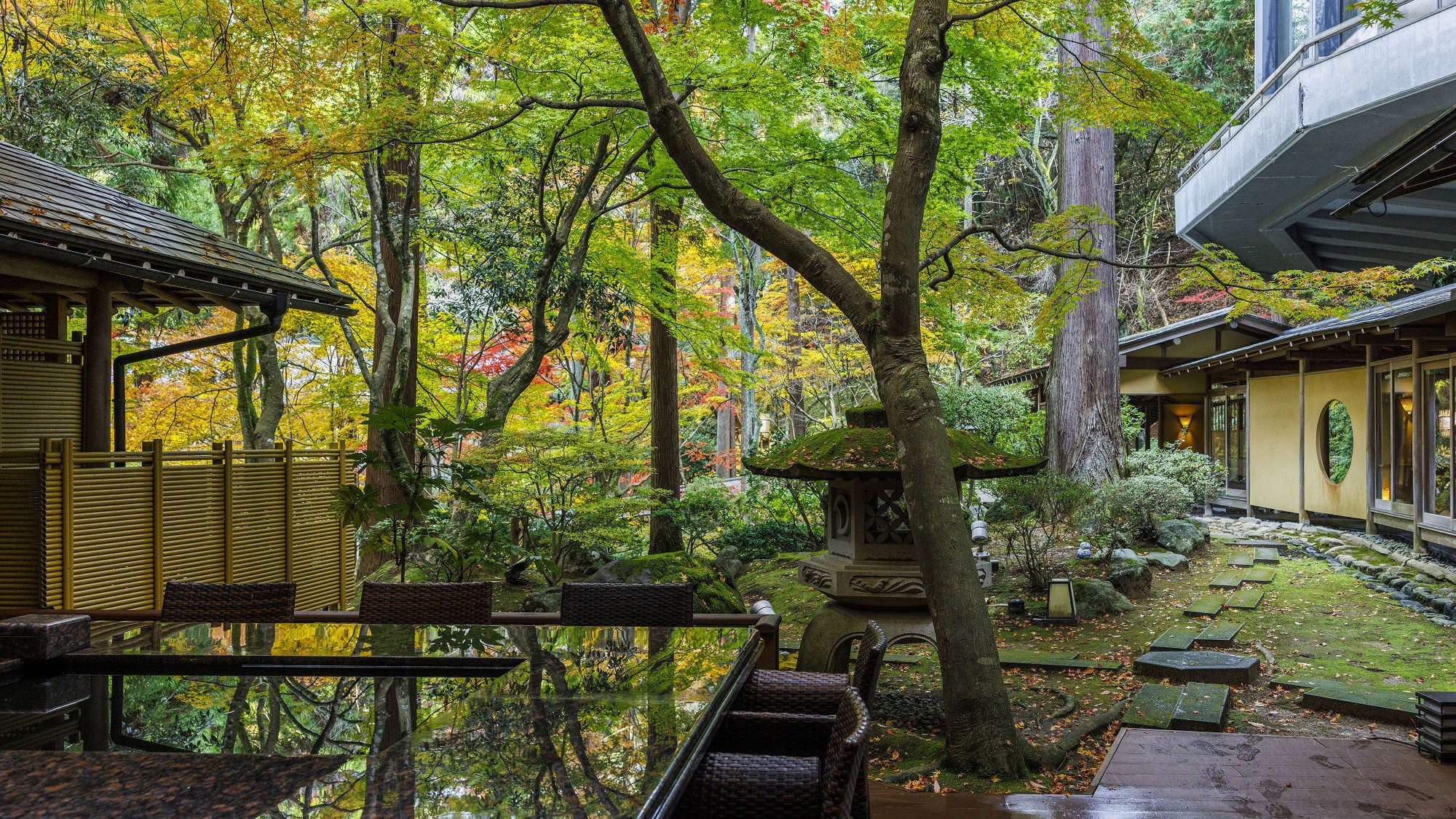 【回廊外の水テーブル】