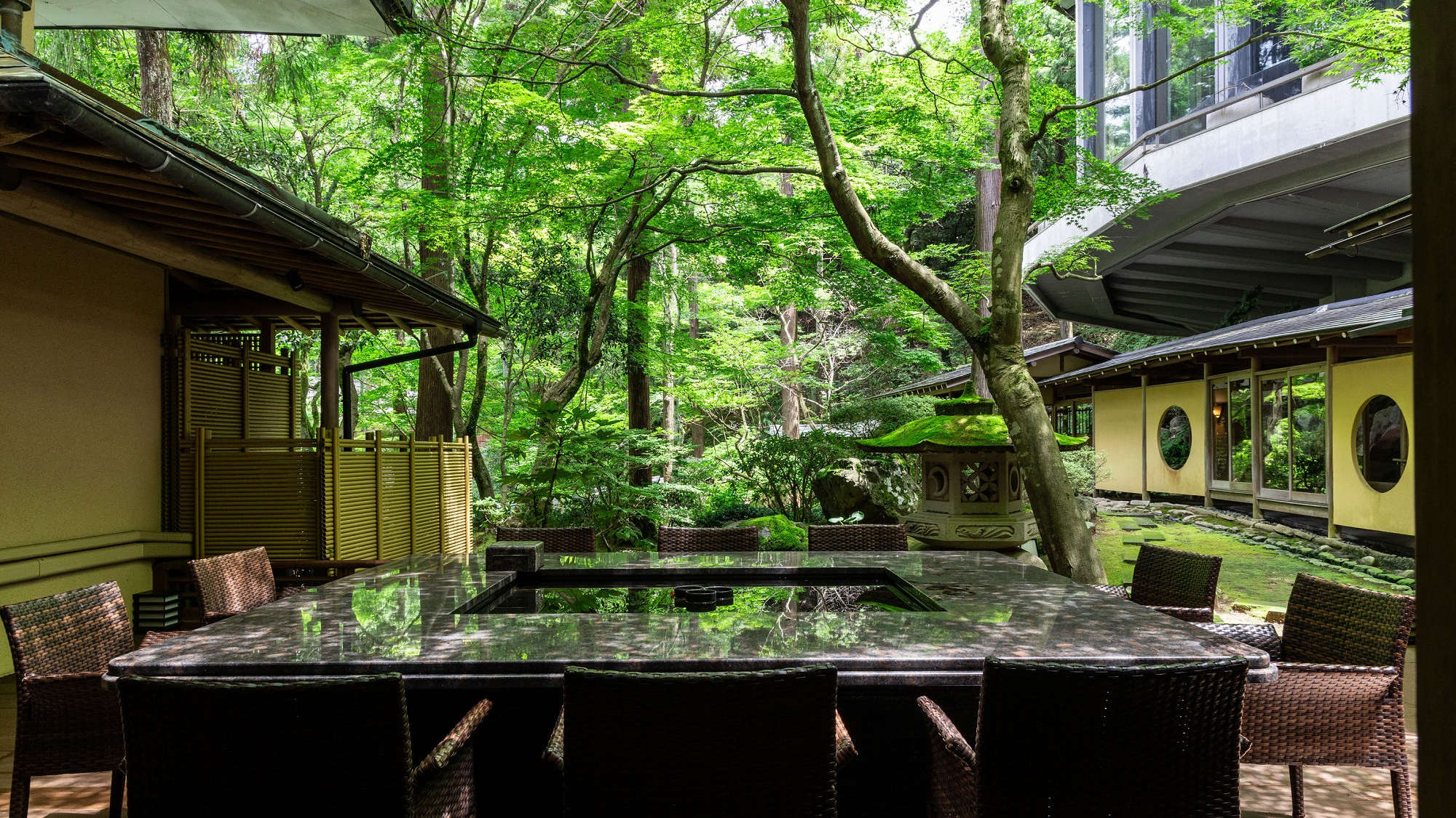 【回廊外の水テーブル】