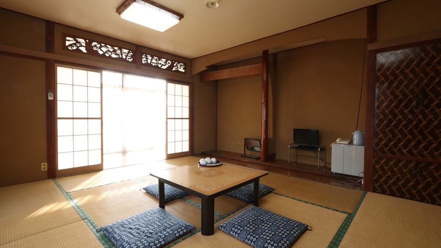 《旅館》14畳のトイレなし和室　日本の侘び寂びを感じる、昔ながらの空間　
