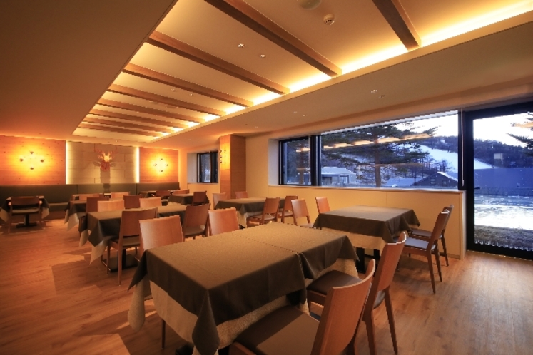 スキーエリアと夕焼けを一望するレストラン・ブランベール
