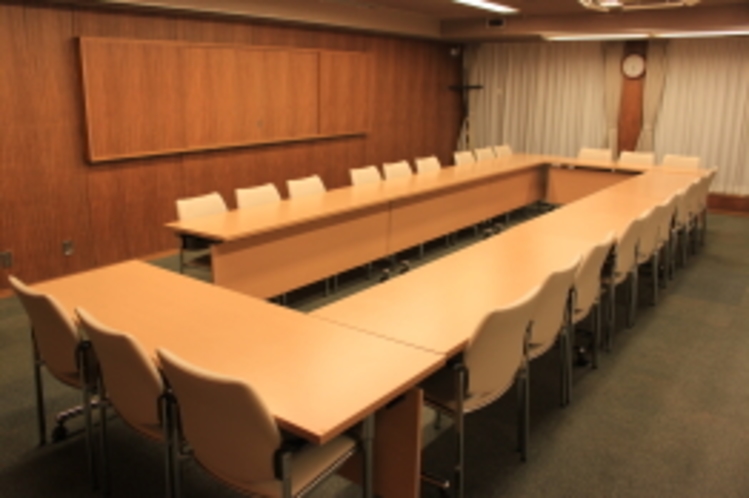 会議室（ロの字２４名・スクール形式３０名収容可）