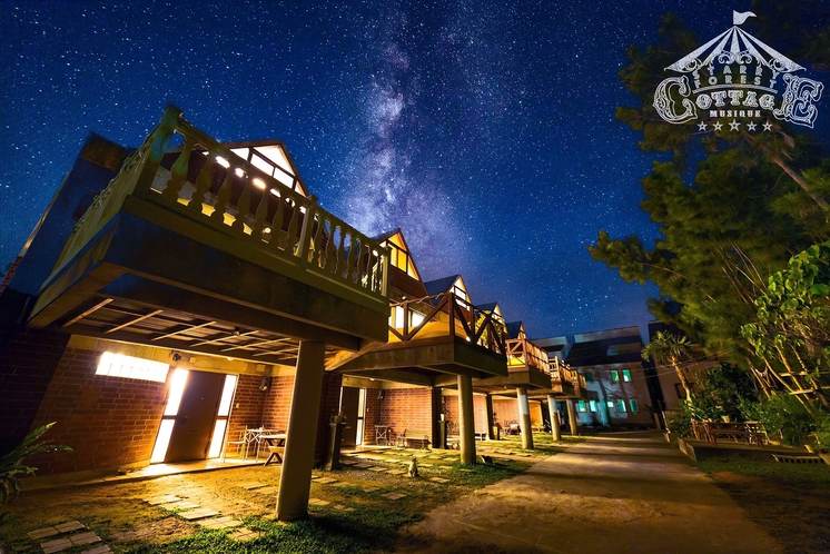 夜は星空がとても綺麗なエリアです。ウッドデッキでハンモックにに寝そべってゆったりと眺めて下さい。