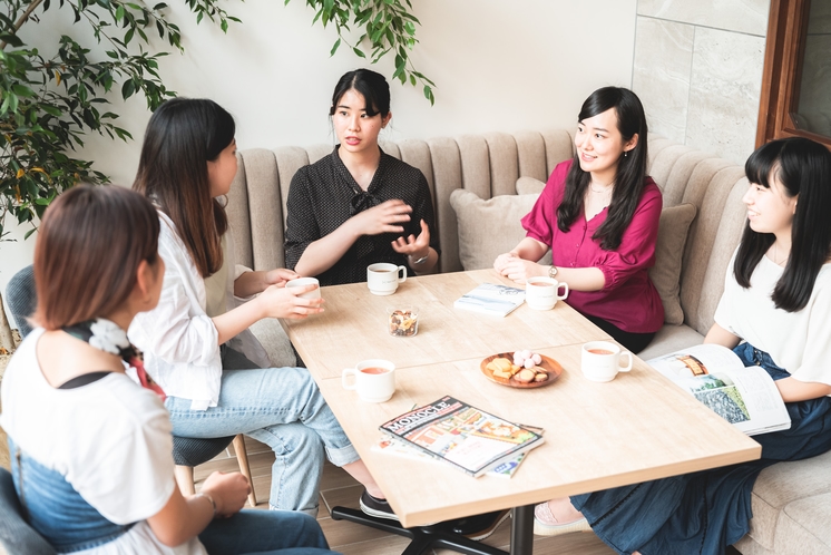 ロビー風景　ご飲食などご自由にお使いいただけます