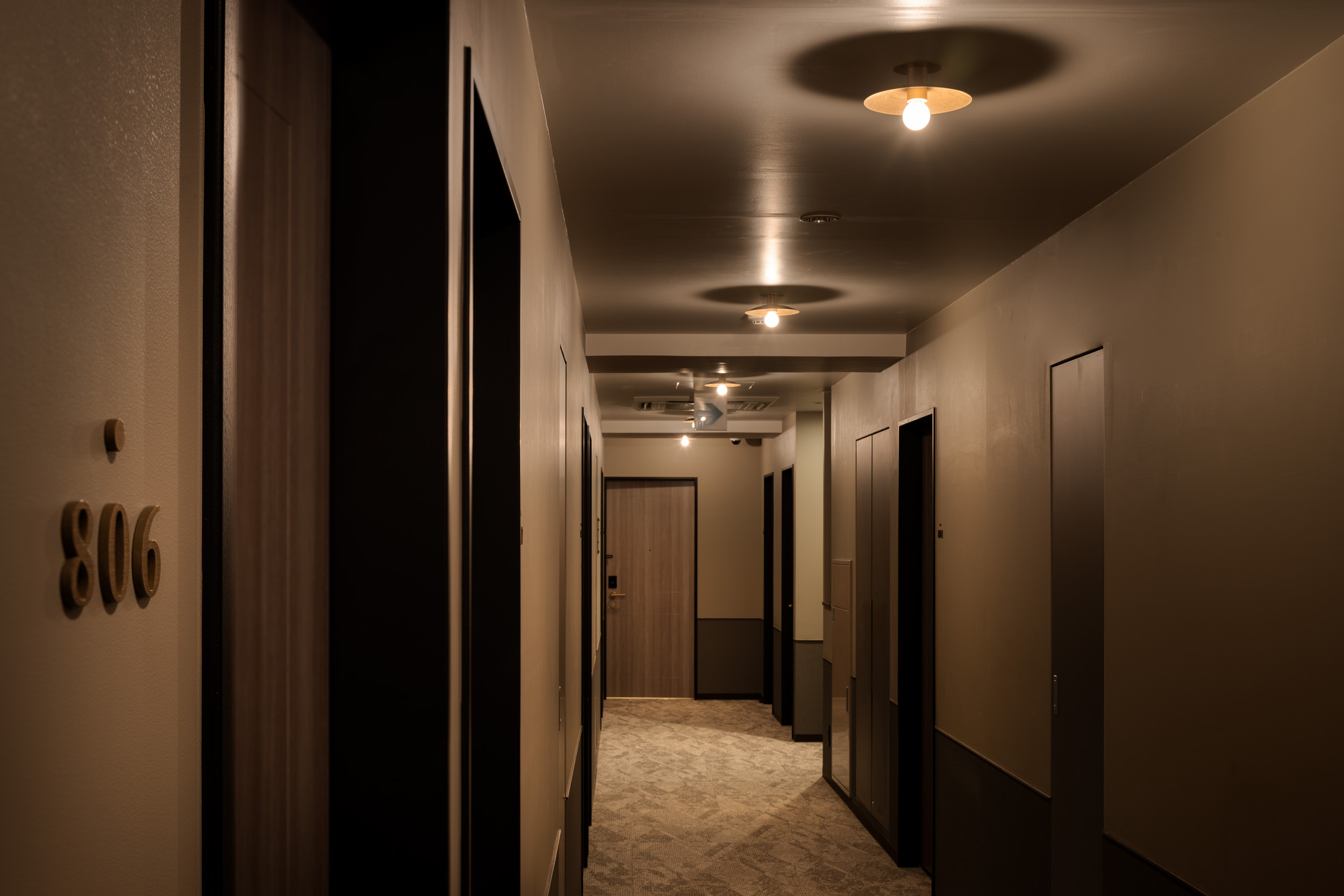 廊下　上品なデザインの中にもこだわったライトでおしゃれな空間を演出。
