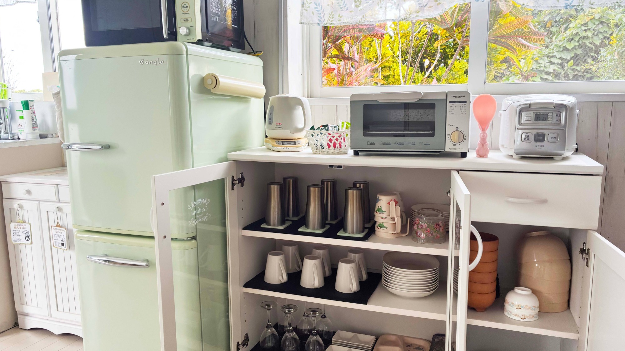 冷蔵庫や電子レンジに食器類