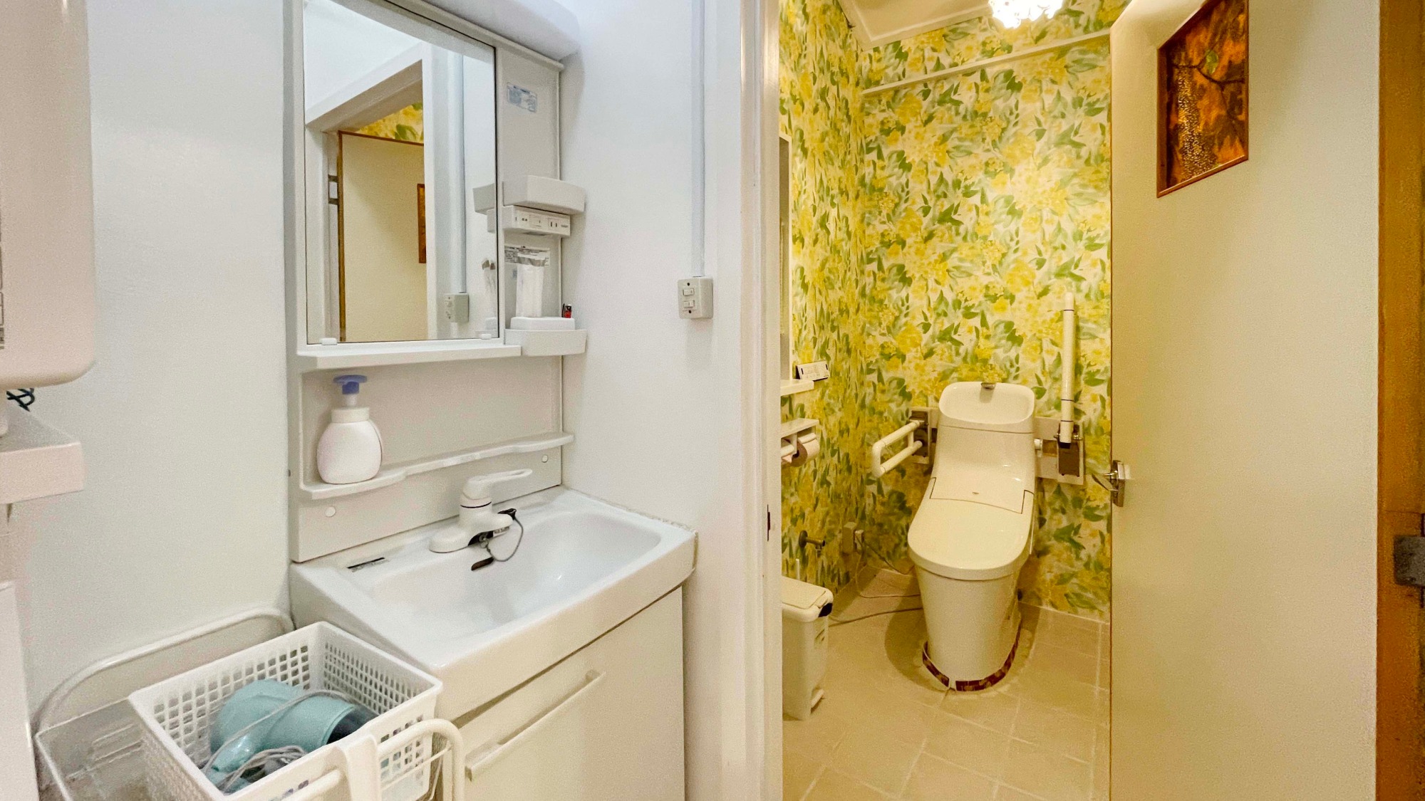 洗面台と手すり付きトイレ