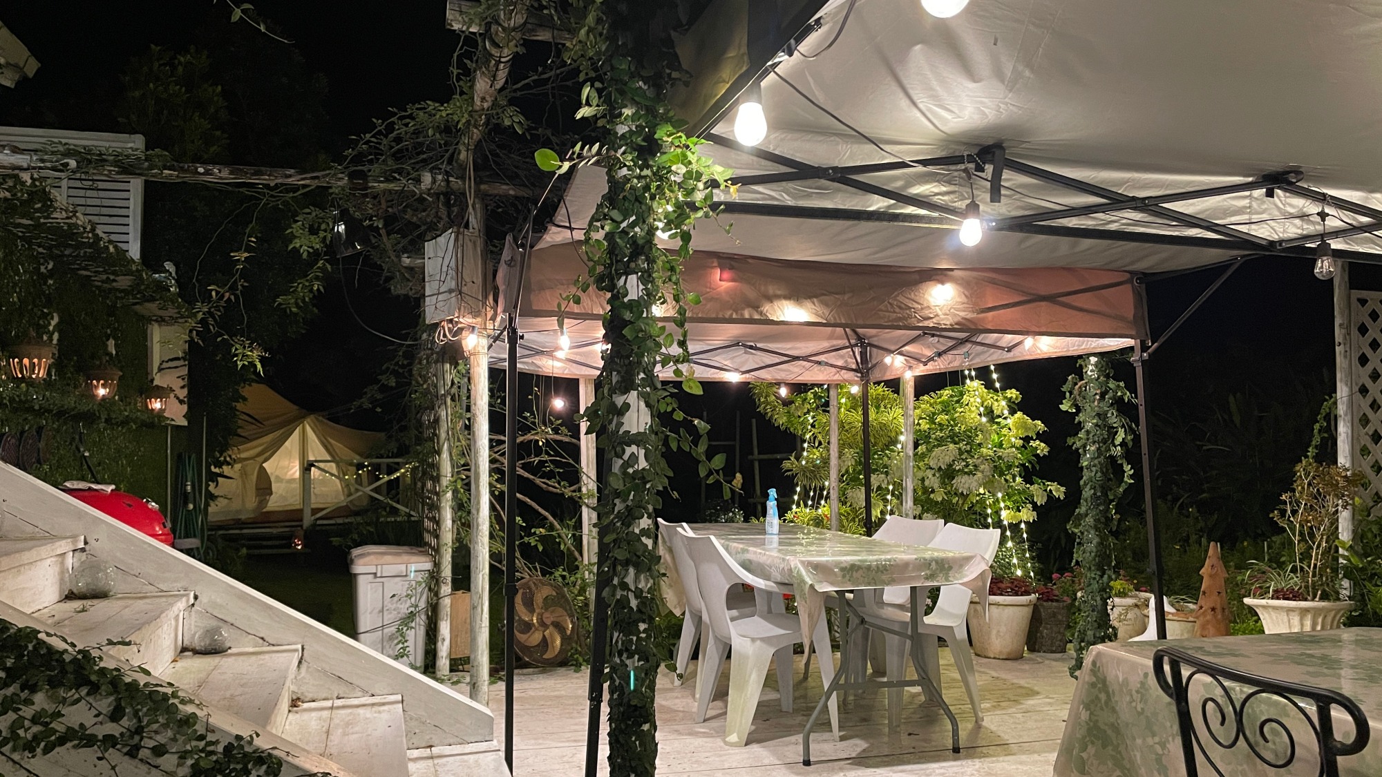 夜のBBQデッキ