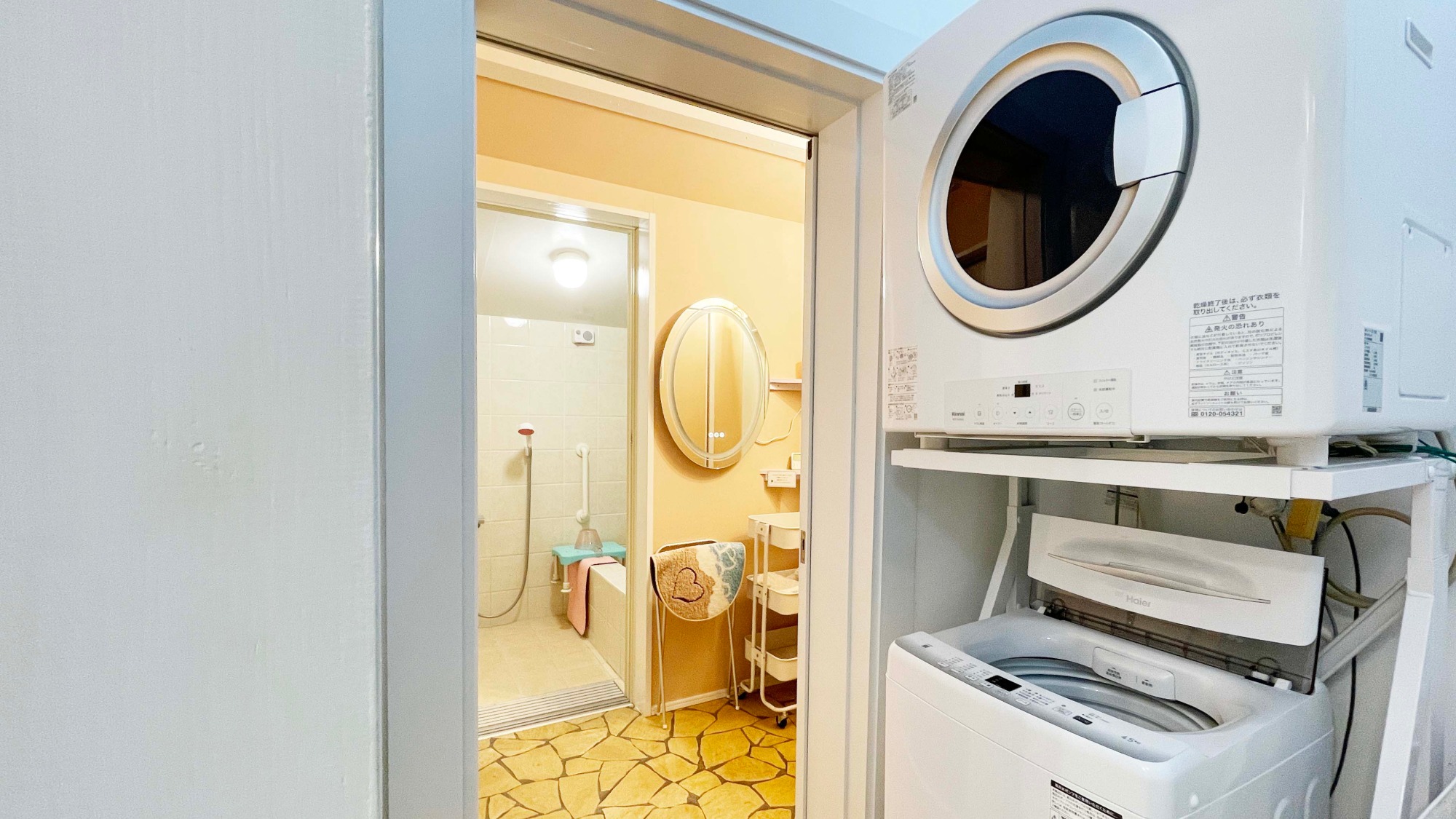 乾燥機と洗濯機と脱衣所