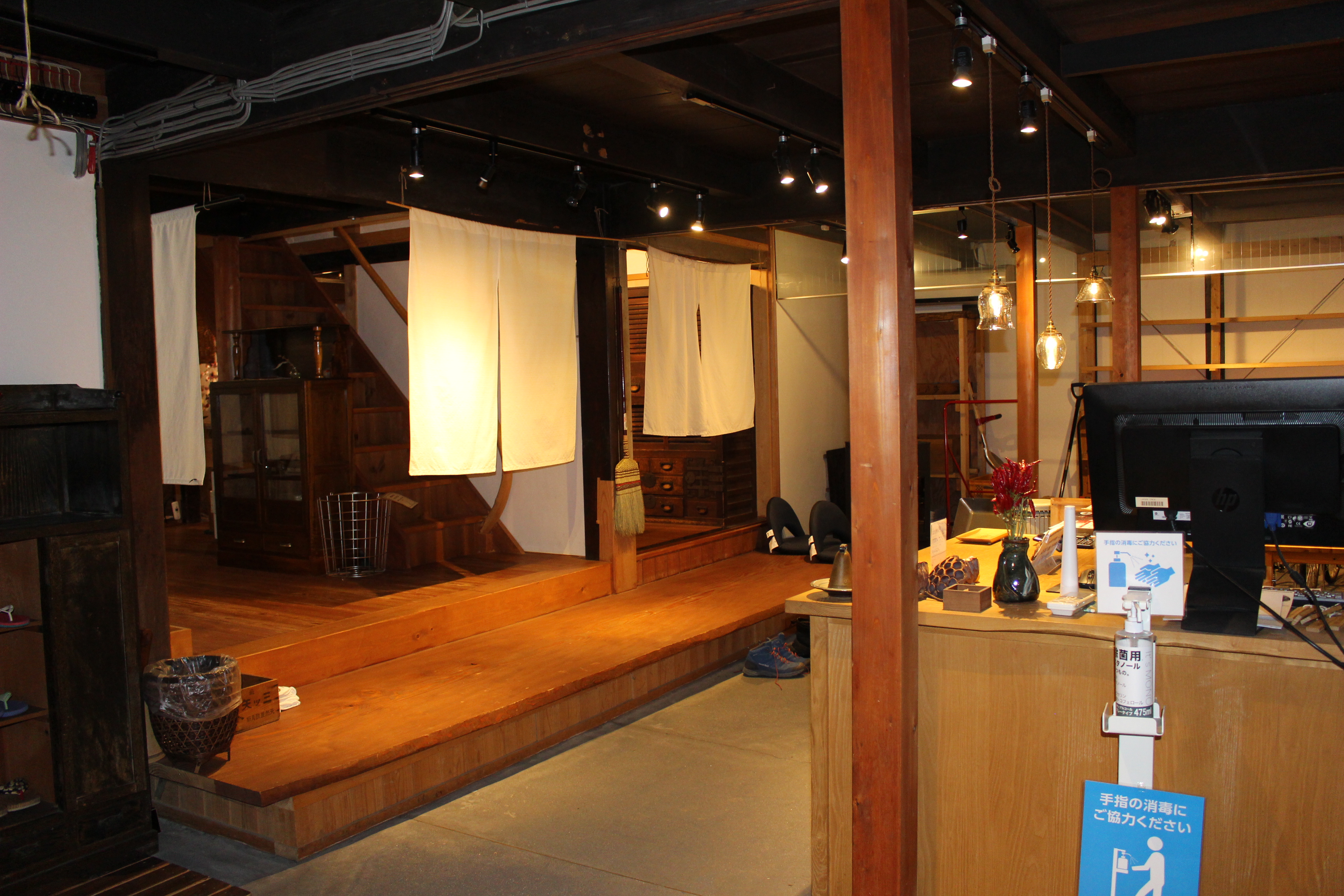 土間から館内へ