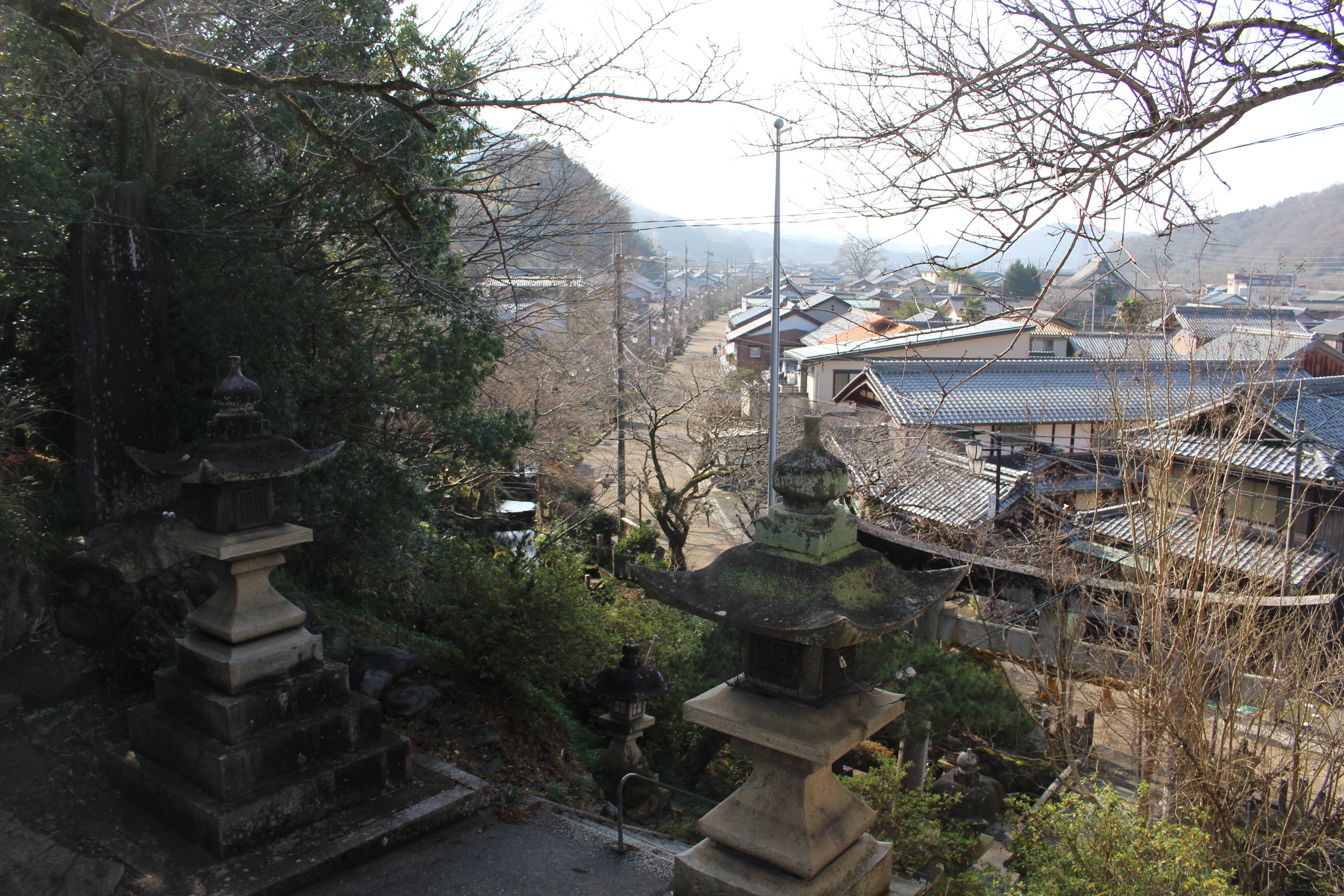 加茂神社から醒井宿を望む