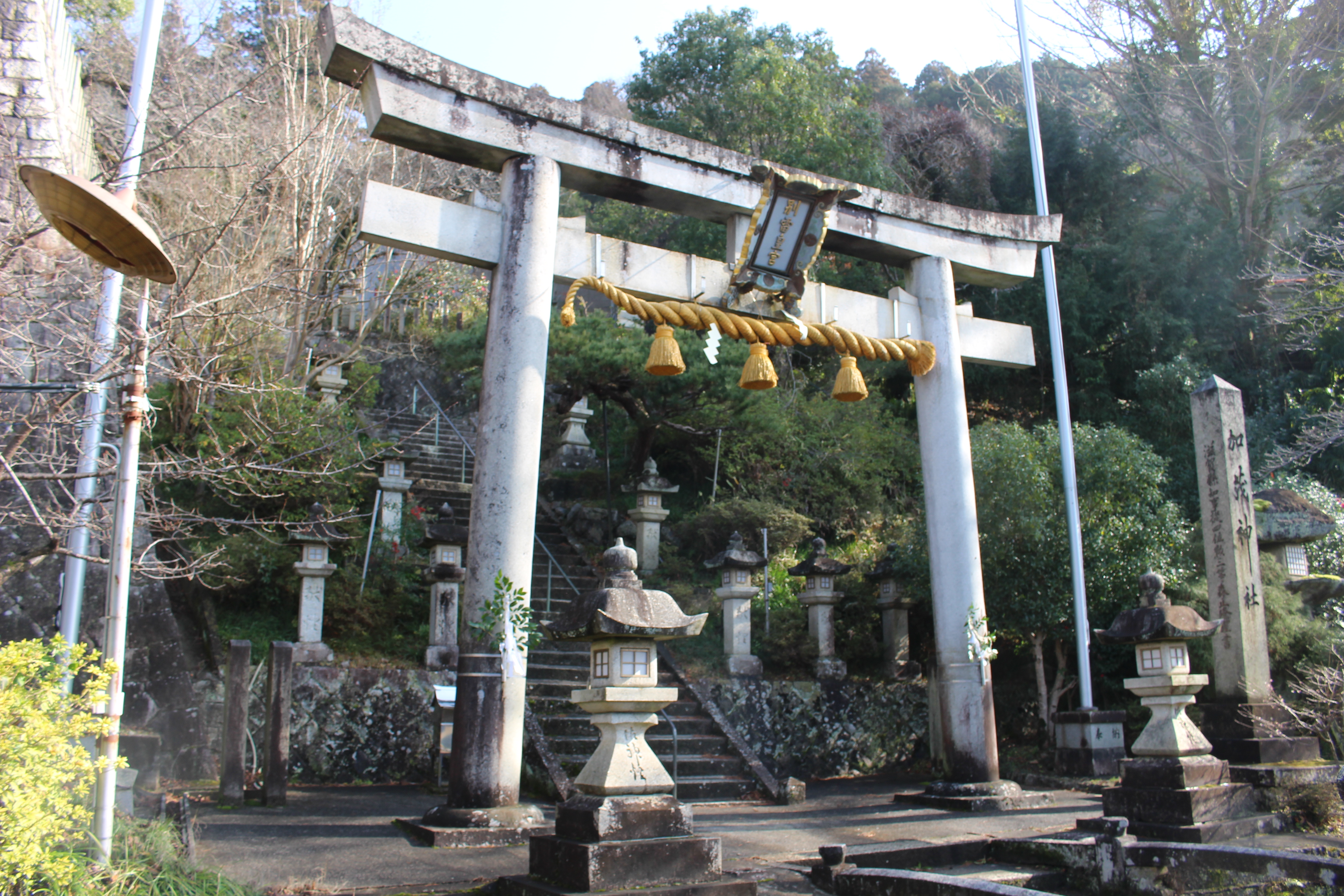 ゲストハウスから東へ数分で加茂神社