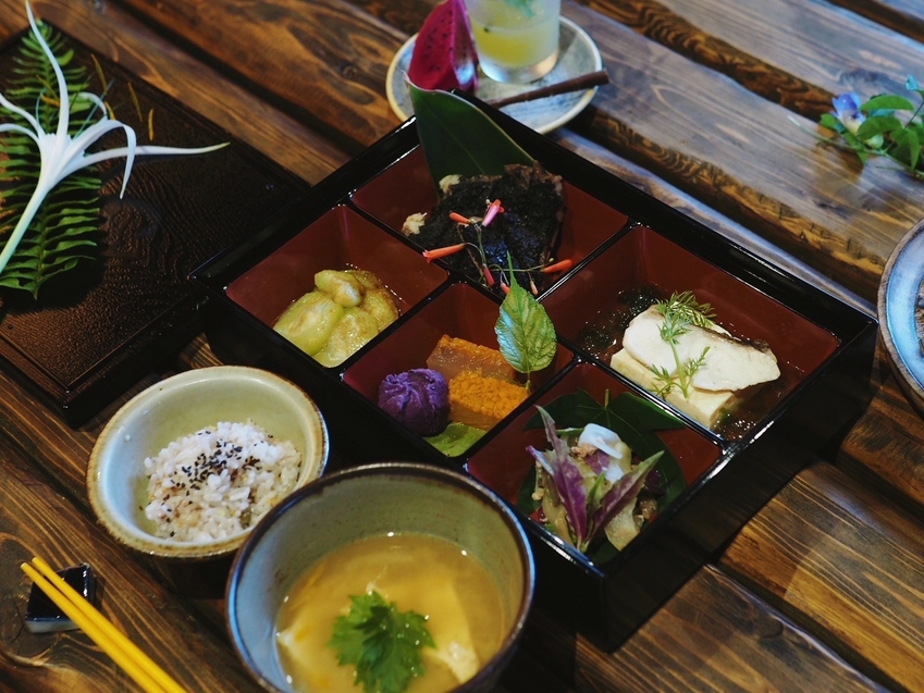＜朝食・夕食付＞地元沖縄の野菜を使った島料理で‘‘優雅’‘なホテルライフを