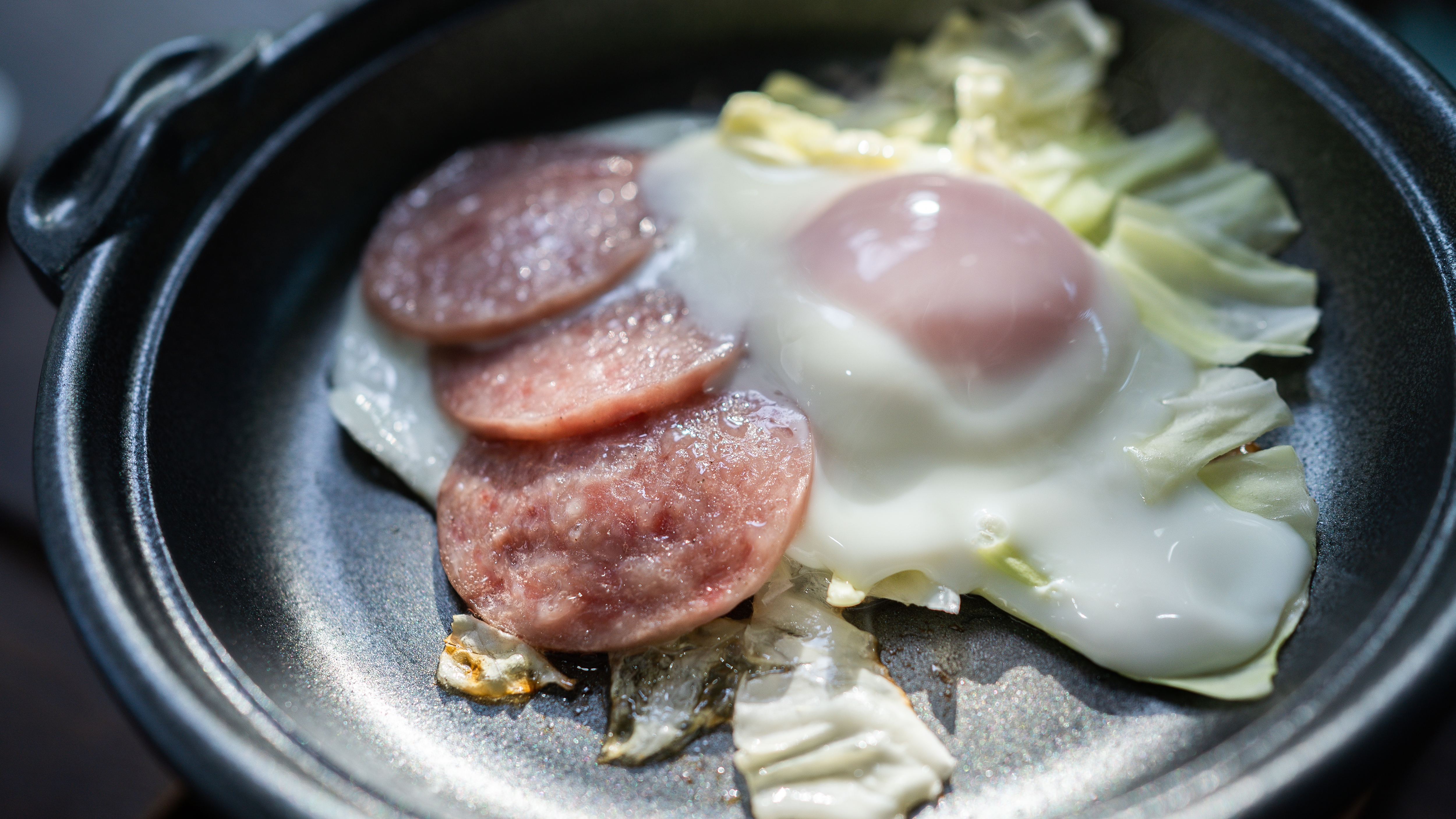 (朝食の一例) 雲仙ハムと長崎びわ卵を使用したハムエッグ。