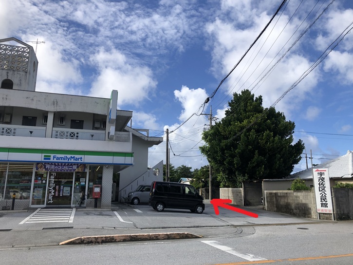 向かいのお店の右側から直進し最寄りの海岸へ