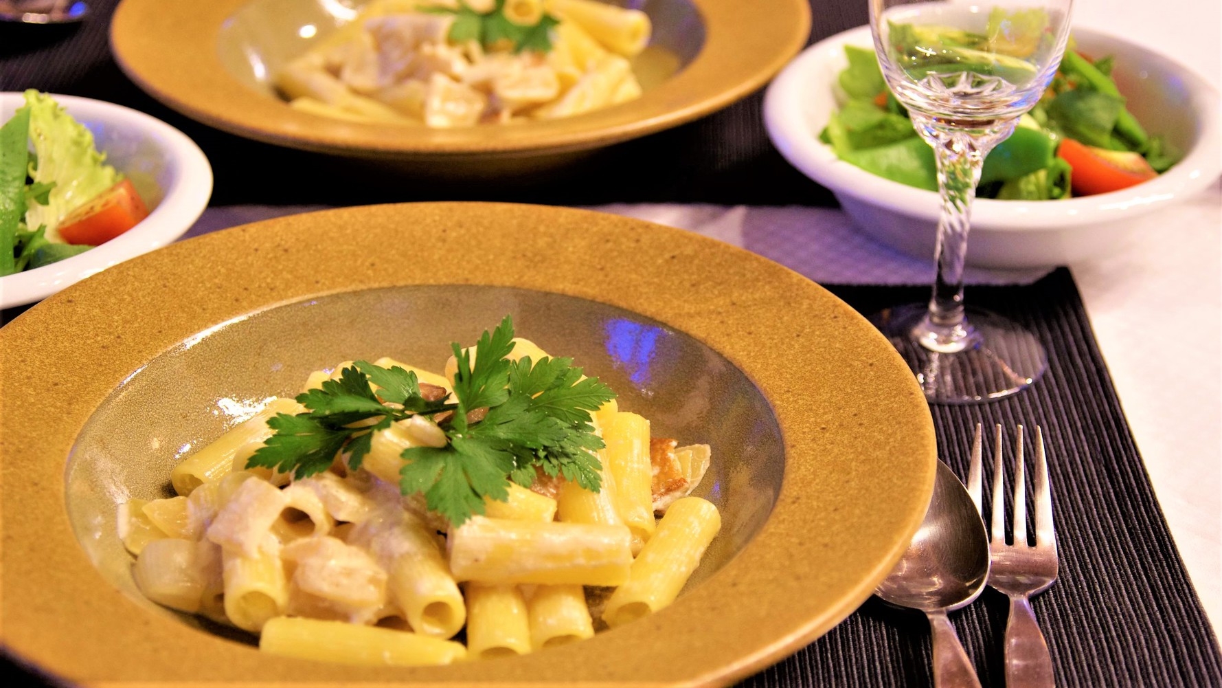 朝食、夕食、食事付き　＜絵画の中で過ごす一日＞