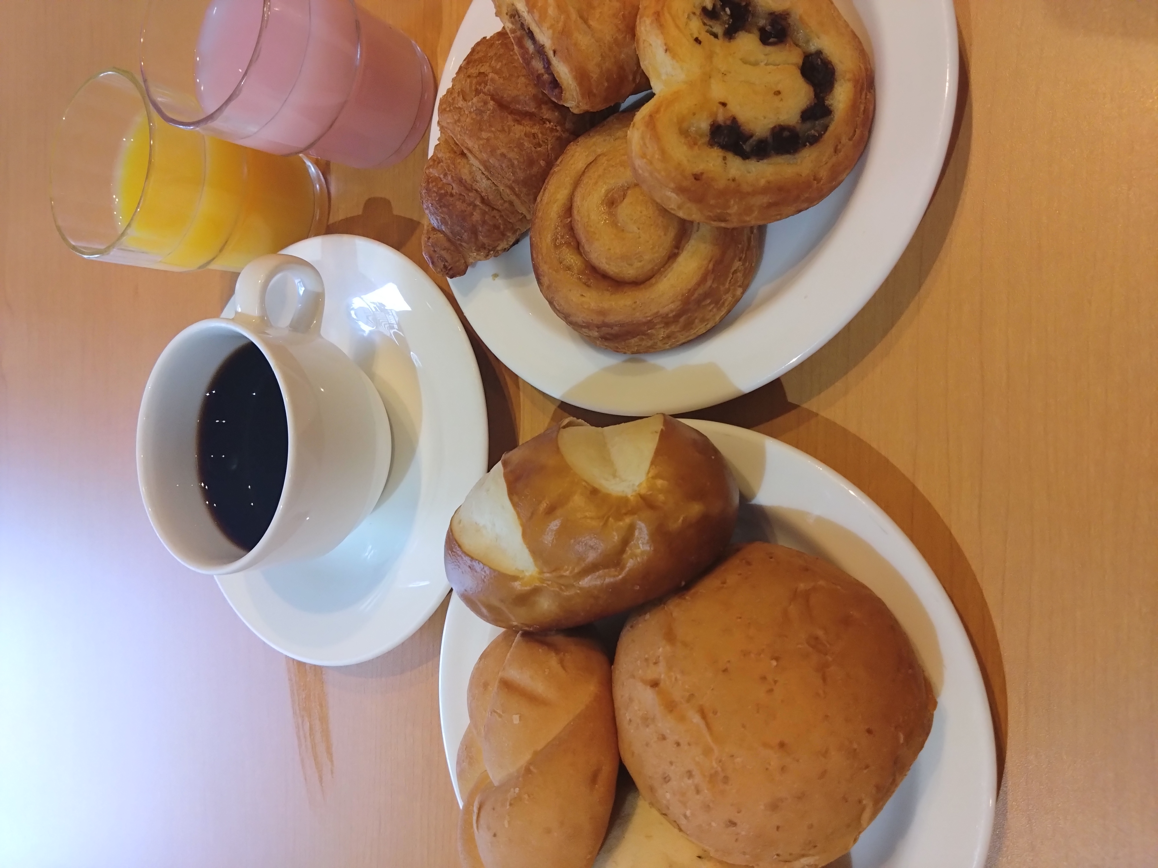 朝食～パン多種ご用意しております～
