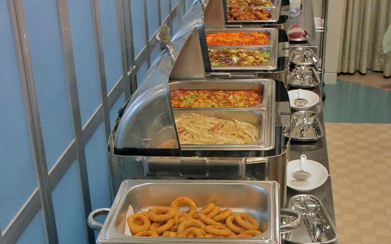 『食事は好きなものをたくさん食べたい』というお客様のお声に応え、バイキング形式でお食事をご提供しています。