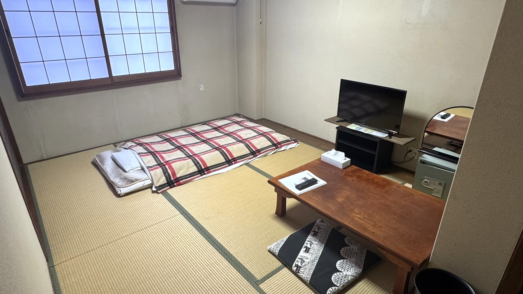 個人の方やご夫婦など、1～2人のご利用向け ( 他に同タイプのお部屋もあります )。おひとりでの気兼ねないご旅行やビジネスでのご滞在にぴったりです。室内での持ち込み飲食も可能です。