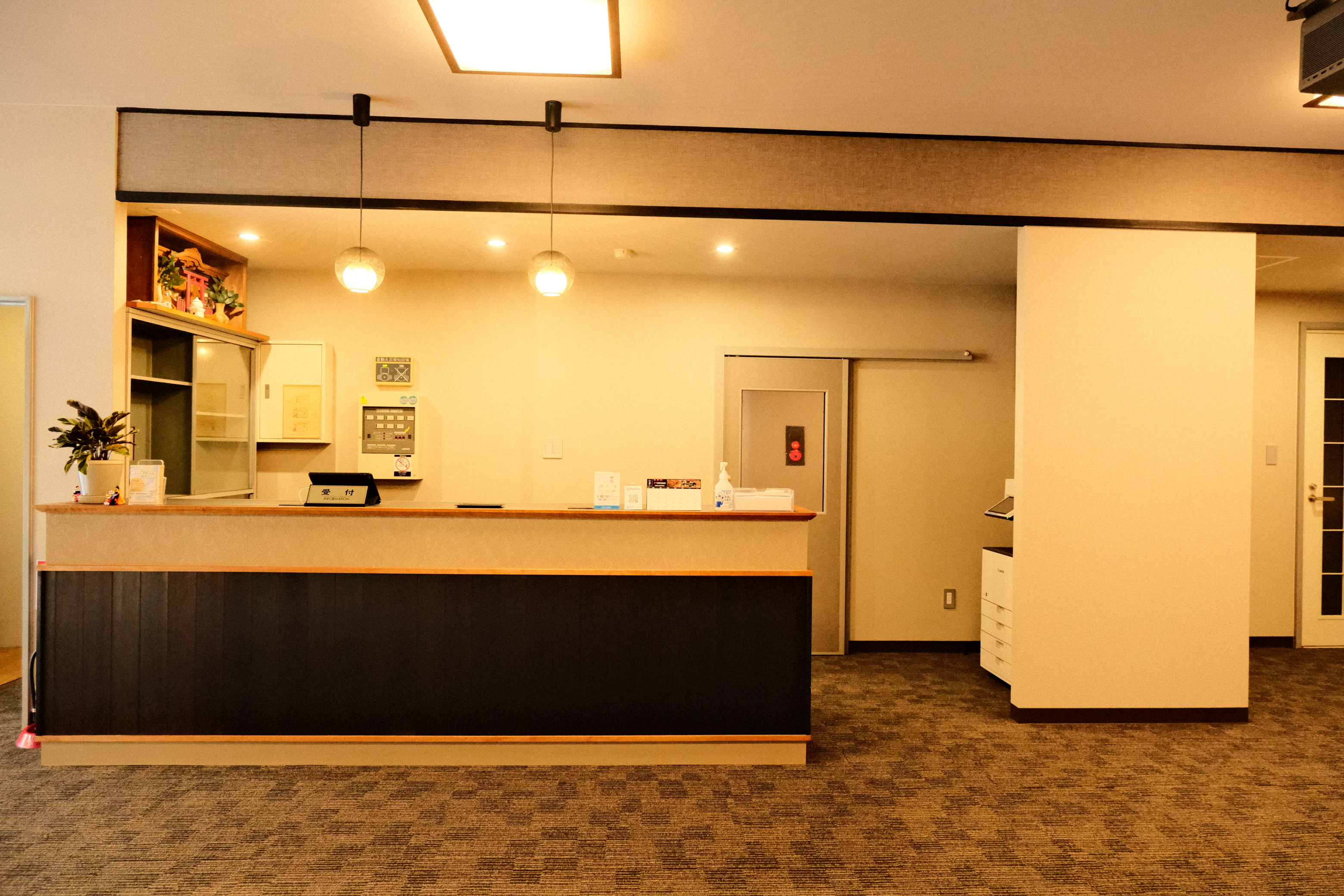 チェックインは本館フロントにてお願いいたします。