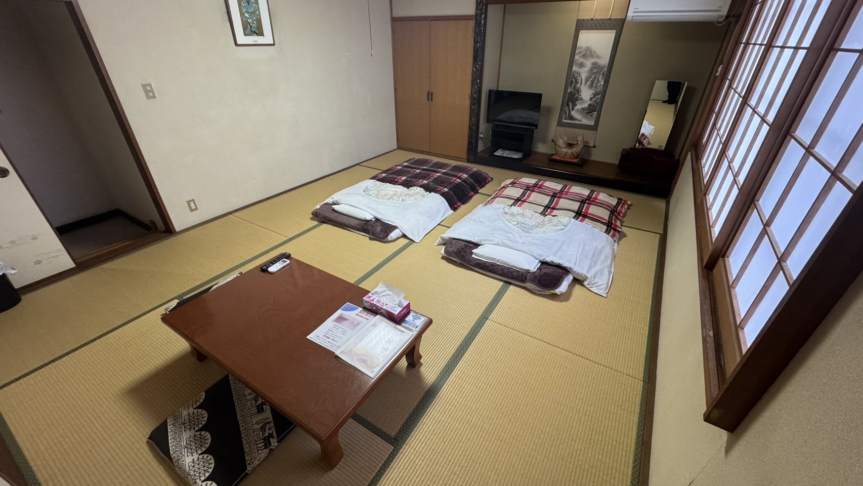 10畳の和室。4人のお泊まりが可能です。障子、畳、床の間、座布団といった懐かしい和の室内は、昭和を知らない子ども連れのご家族、外国からのお客様にご好評いただいています。室内へのお食事持ち込みも可能です。ゆったりとお過ごしください。