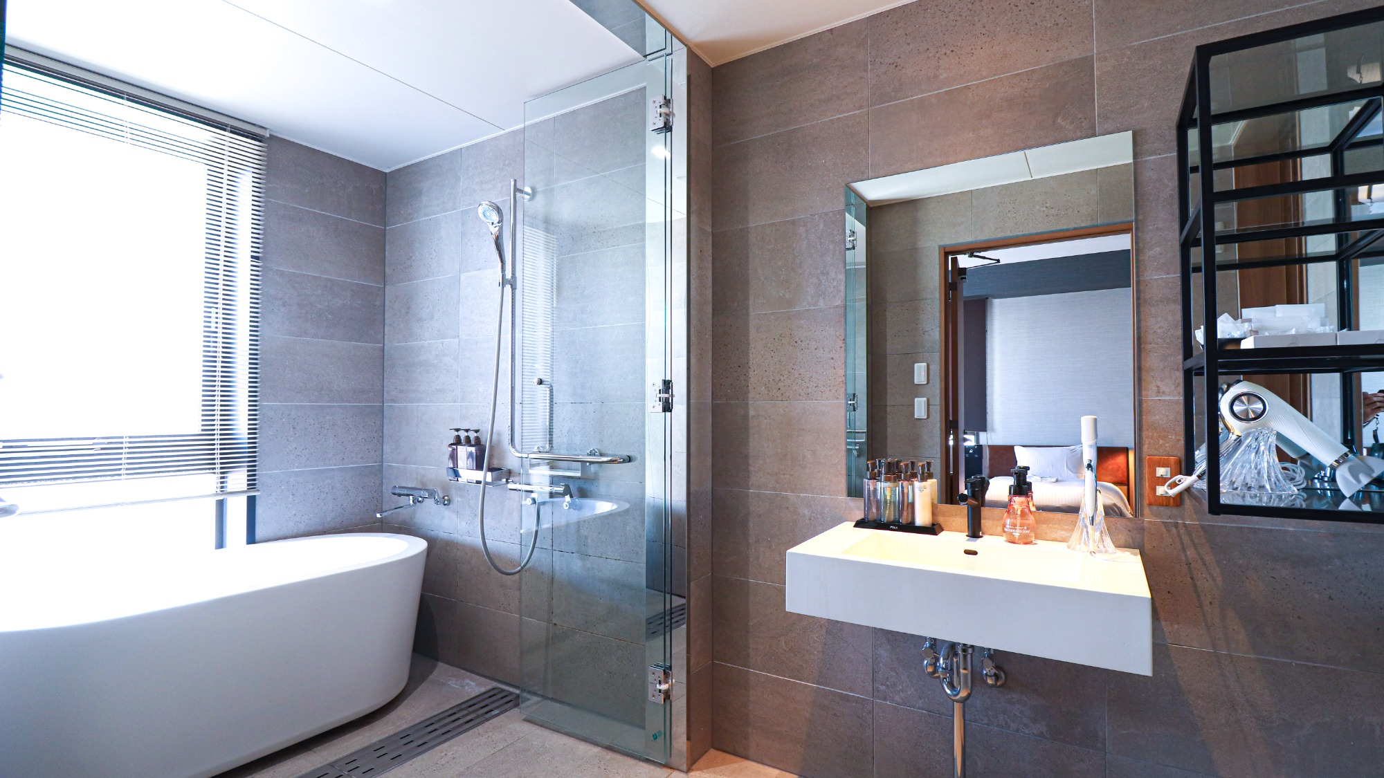 スイートルームのバスルームとトイレはセパレート