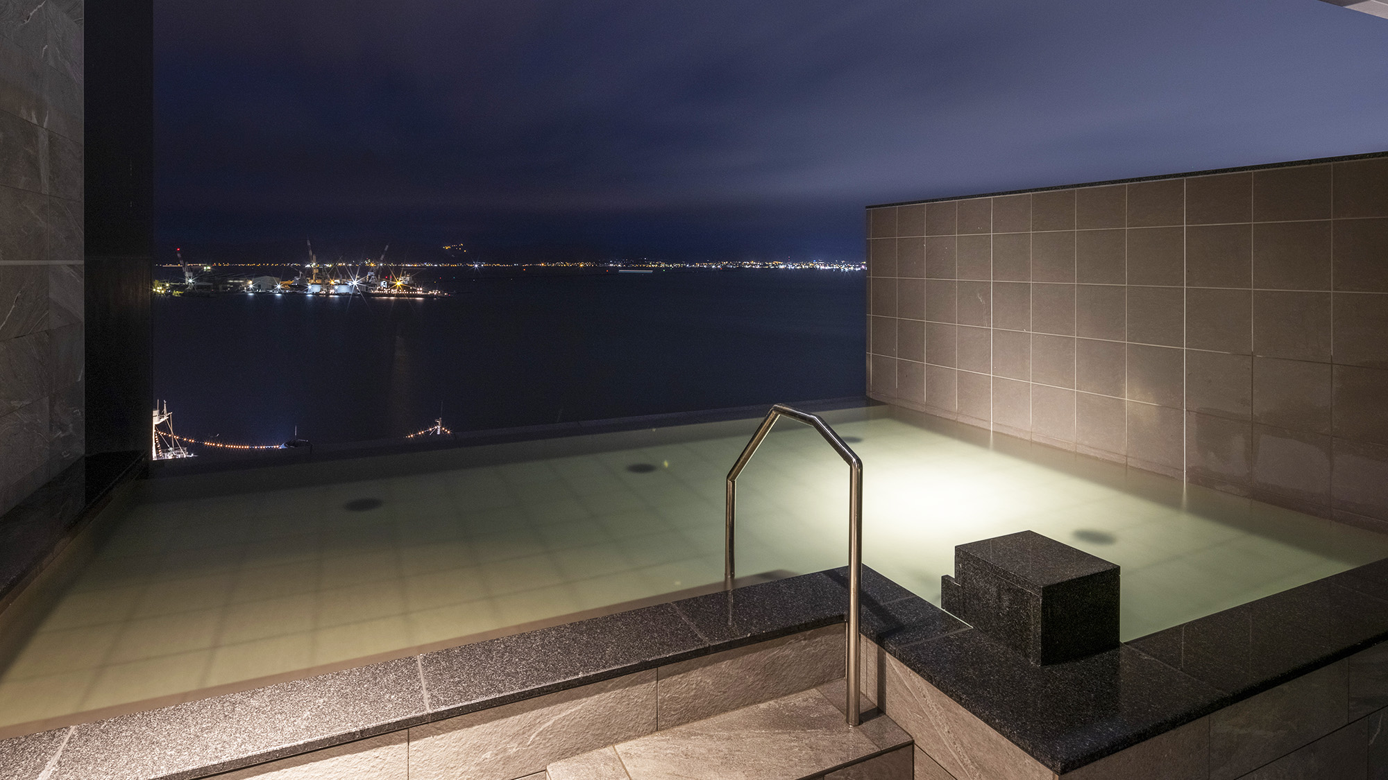 ■露天風呂（オーシャン側）／夜の函館湾をお楽しみいただけます