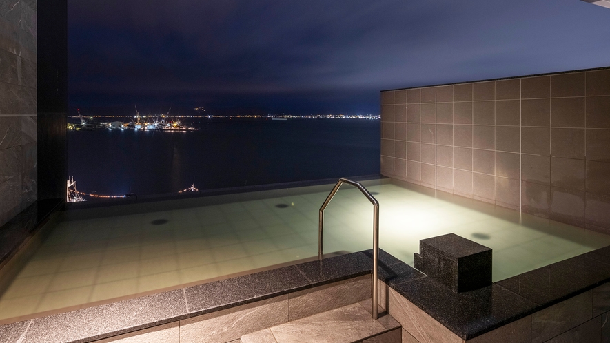 ■露天風呂（オーシャン側）／夜の函館湾をお楽しみいただけます