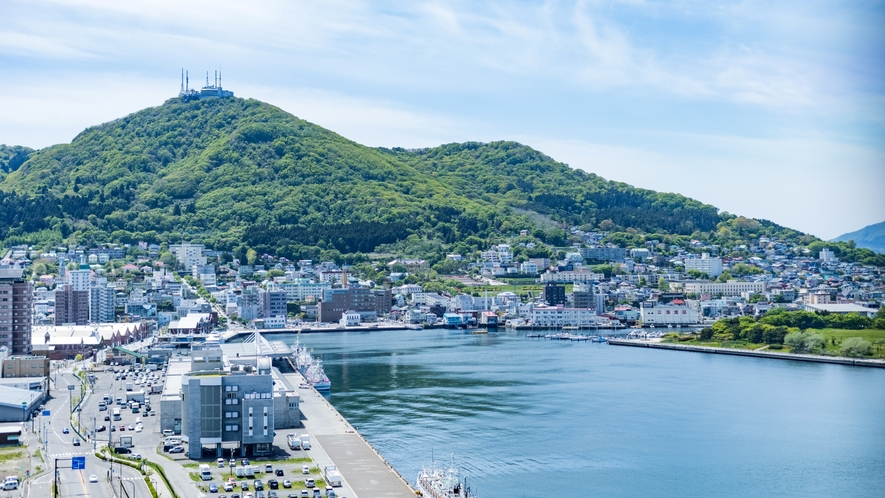 ■函館山／17階ラウンジより函館山が一望できます