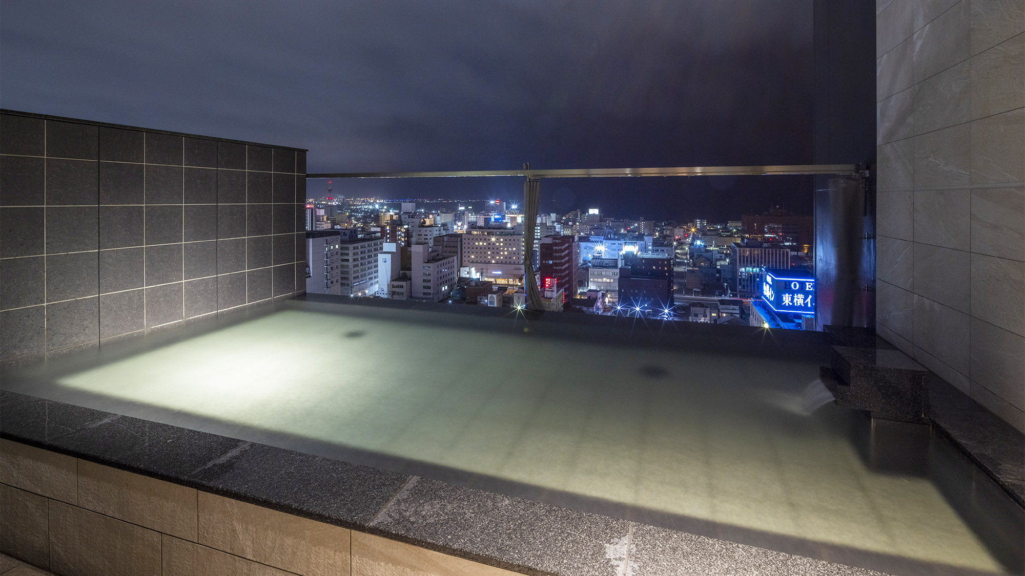 ■露天風呂（シティ側）／函館の夜景をお楽しみいただけます
