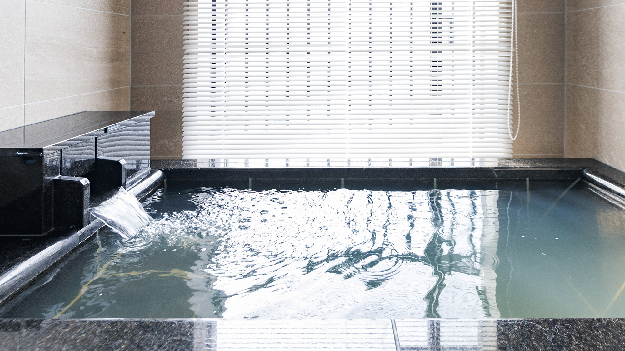 ■ラグジュアリーツイン／お部屋で温泉が楽しる半露天風呂付客室です