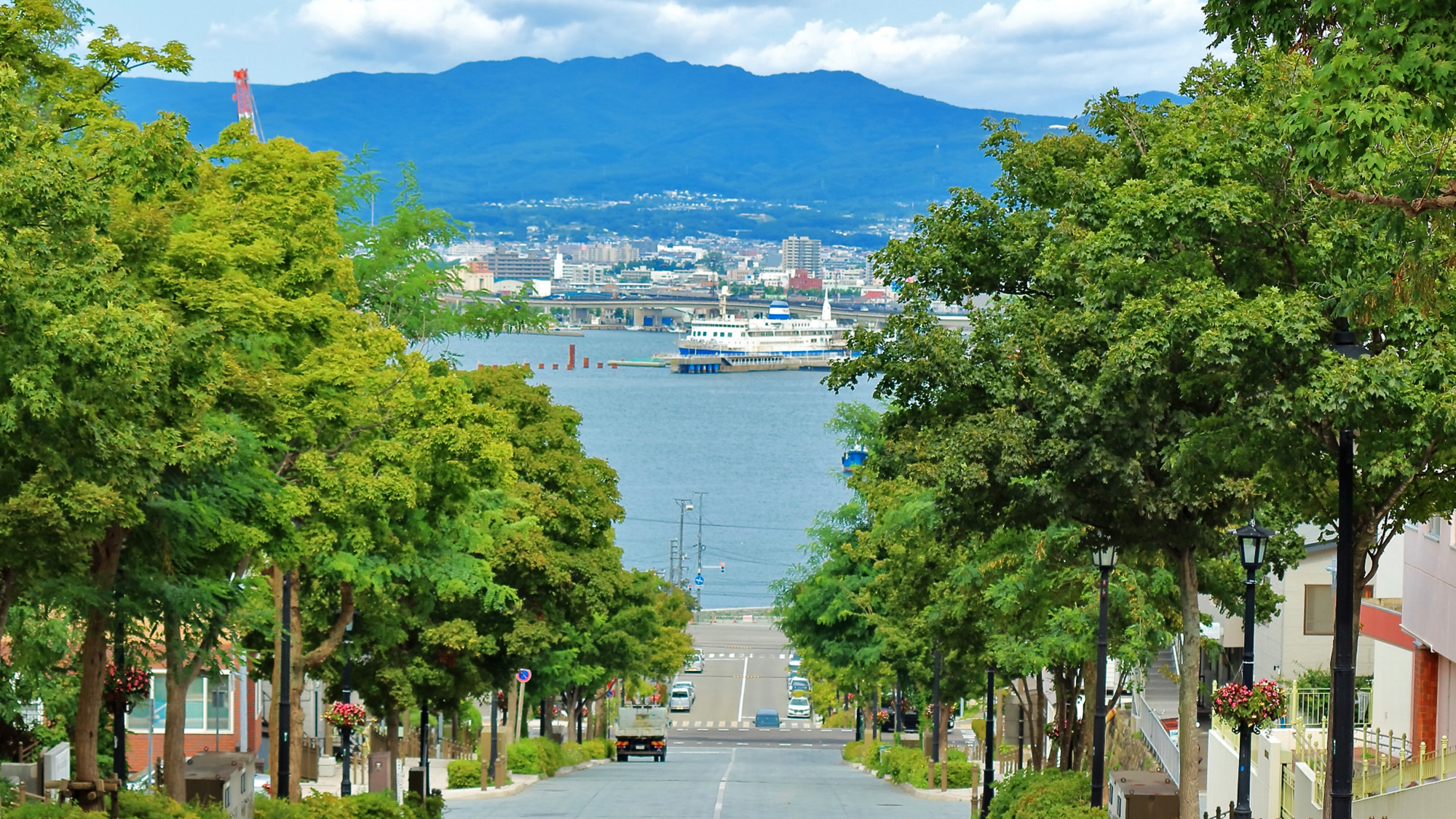 ■八幡坂／かつて坂を上りきった所に函館八幡宮があったことが名前の由来となっています