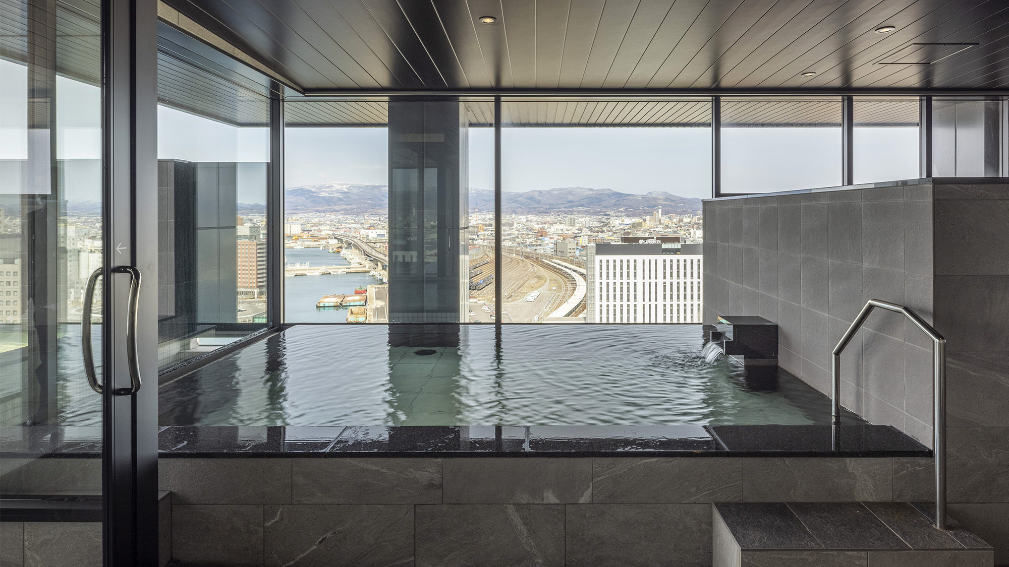 ■大浴場／18階大浴場からは函館市内を一望できます