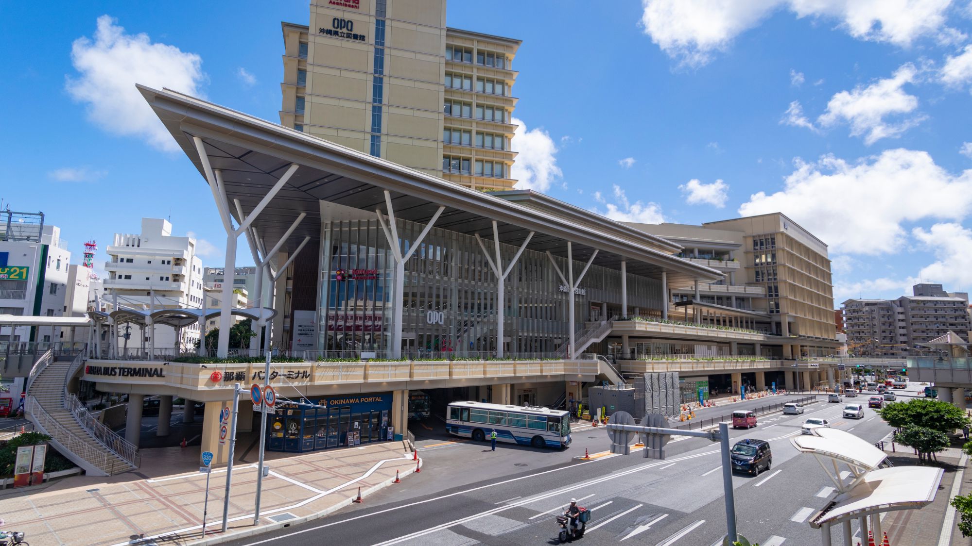 【那覇バスターミナル】当館から車で約12分