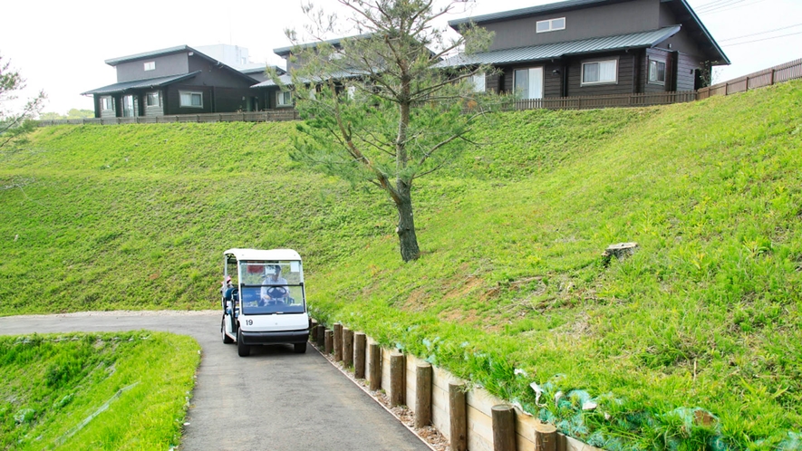 ・【カート】専用のカート道路を通って直接ゴルフ場へ行くことができます。ゴルフ三昧の贅沢な滞在を。