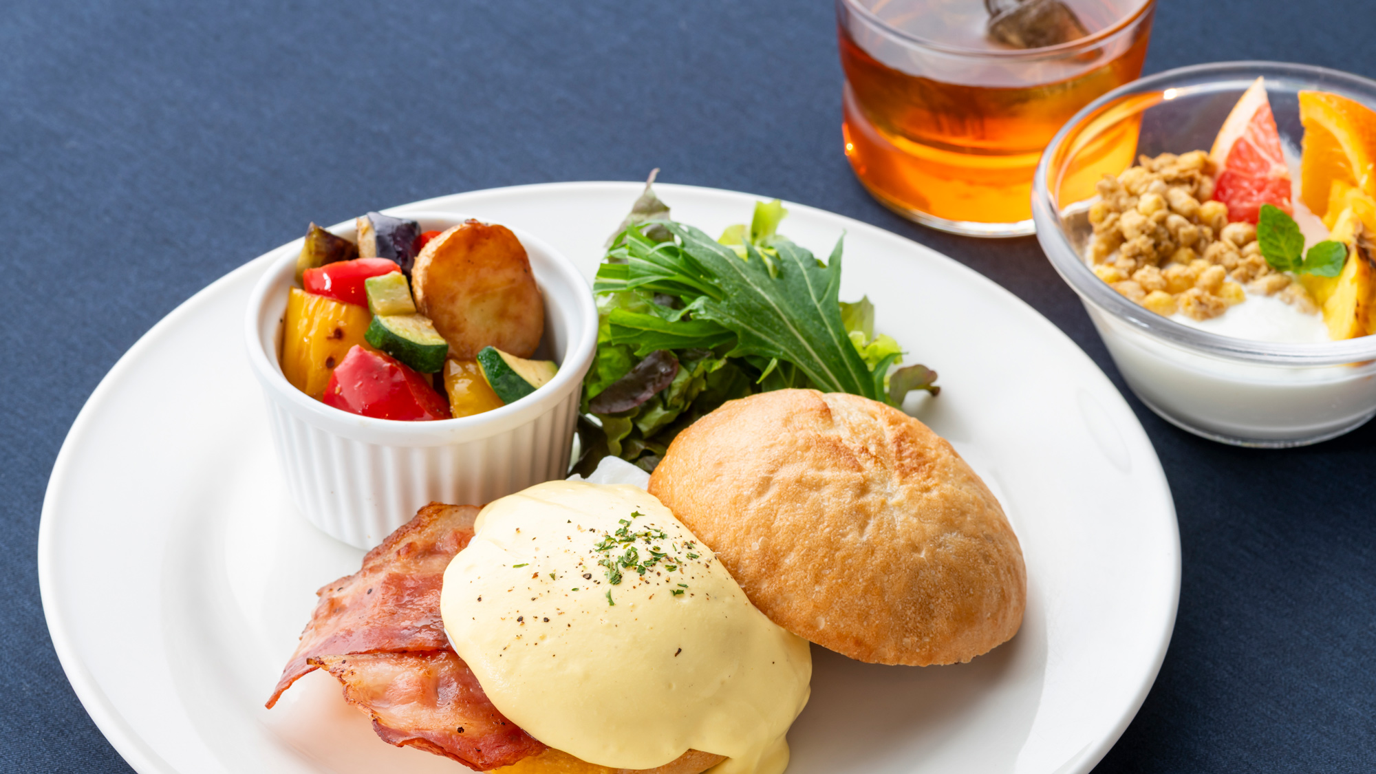 朝食（エッグベネディクト）